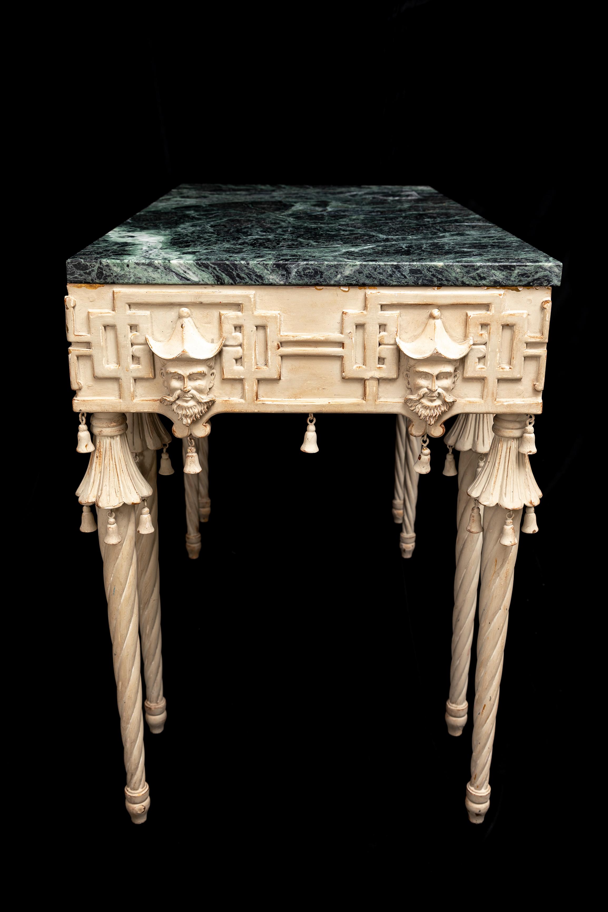 Début du 20ème siècle Ancienne table console peinte en blanc de style Chinoiserie avec pagodes, Brighton Pavilion en vente