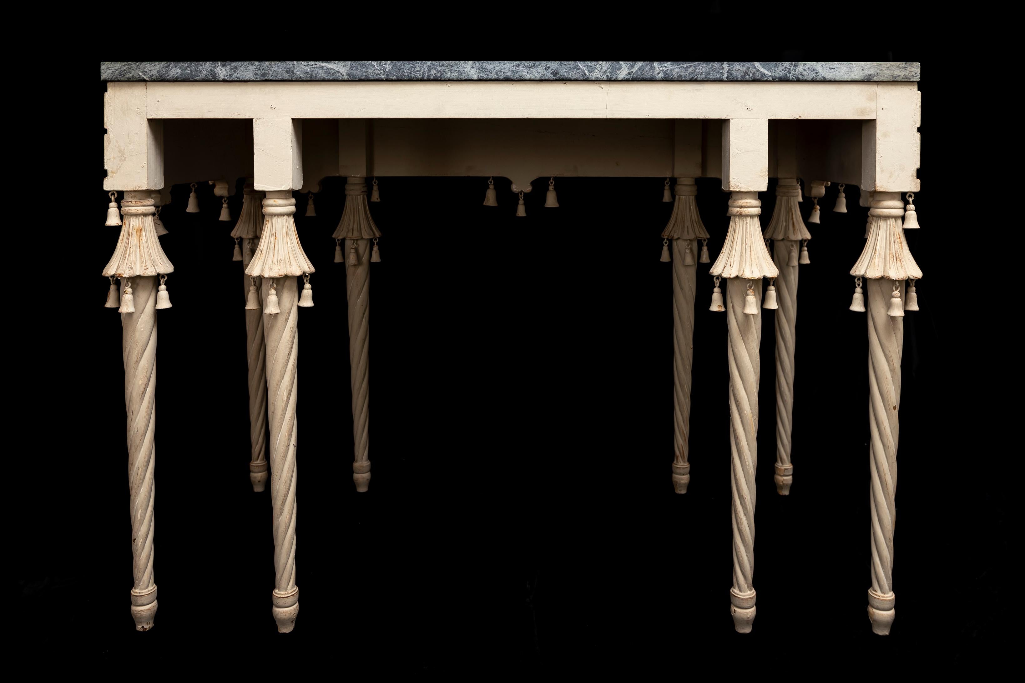 Ancienne table console peinte en blanc de style Chinoiserie avec pagodes, Brighton Pavilion en vente 1