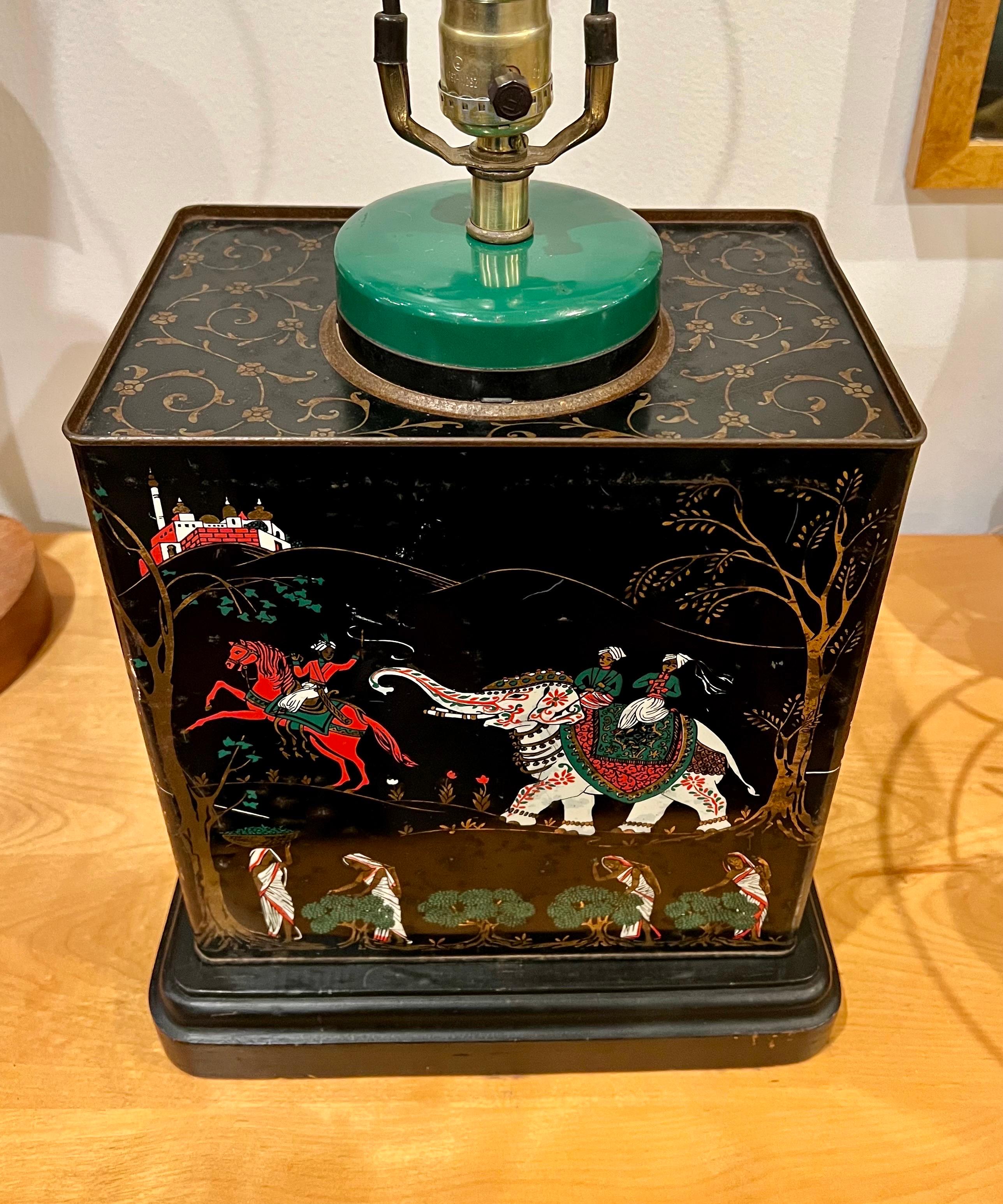 Ancienne lampe boîte à thé en métal Chinoisiere française en vente 2