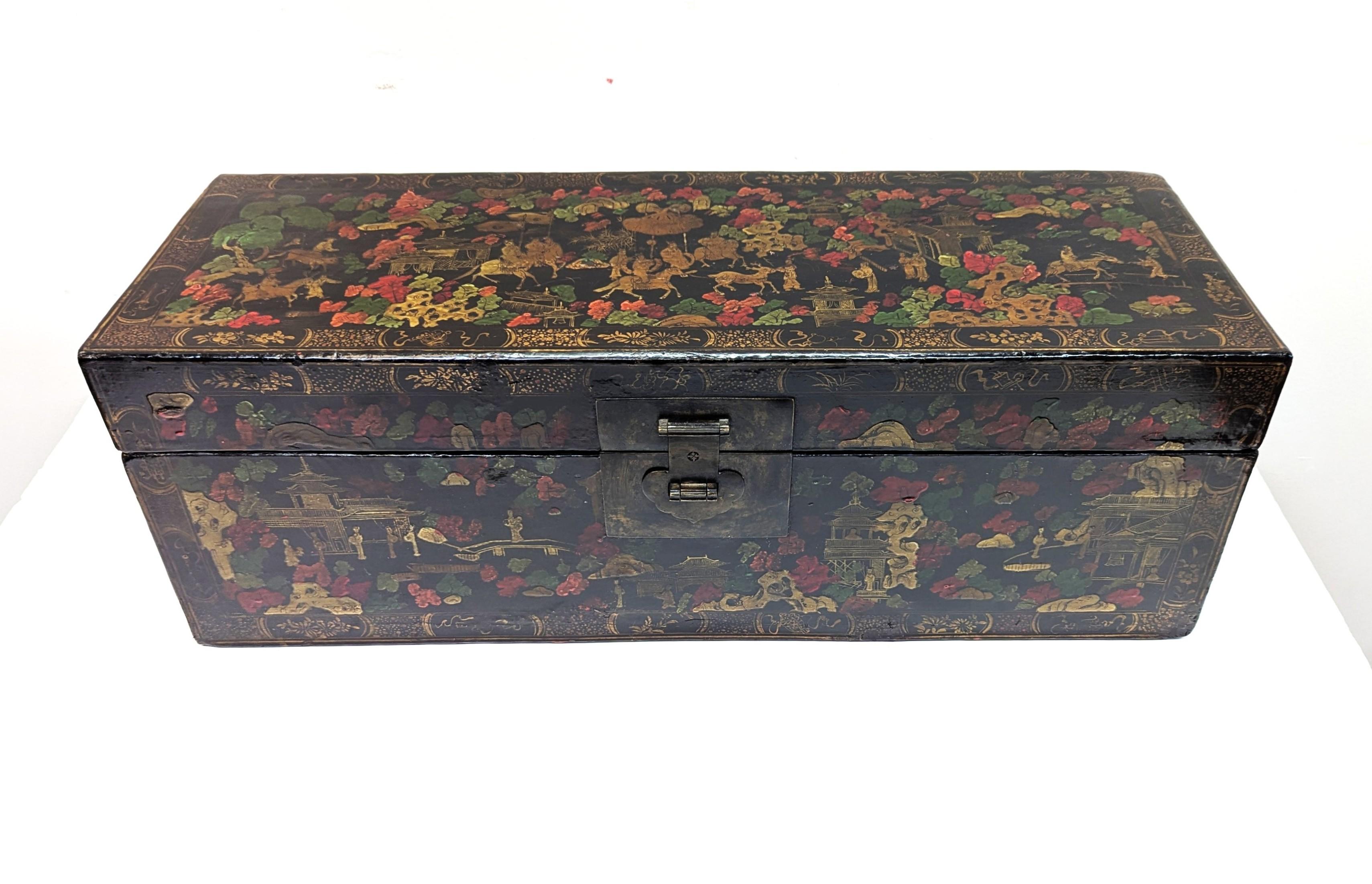 Scatola di lacca Chinoiserie.  Scatola di cineserie splendidamente dipinta a mano e decorata con scene cinesi di buon auspicio.  La scatola è costruita in legno con verniciatura policroma laccata e ferramenta in metallo color bronzo.  In buone