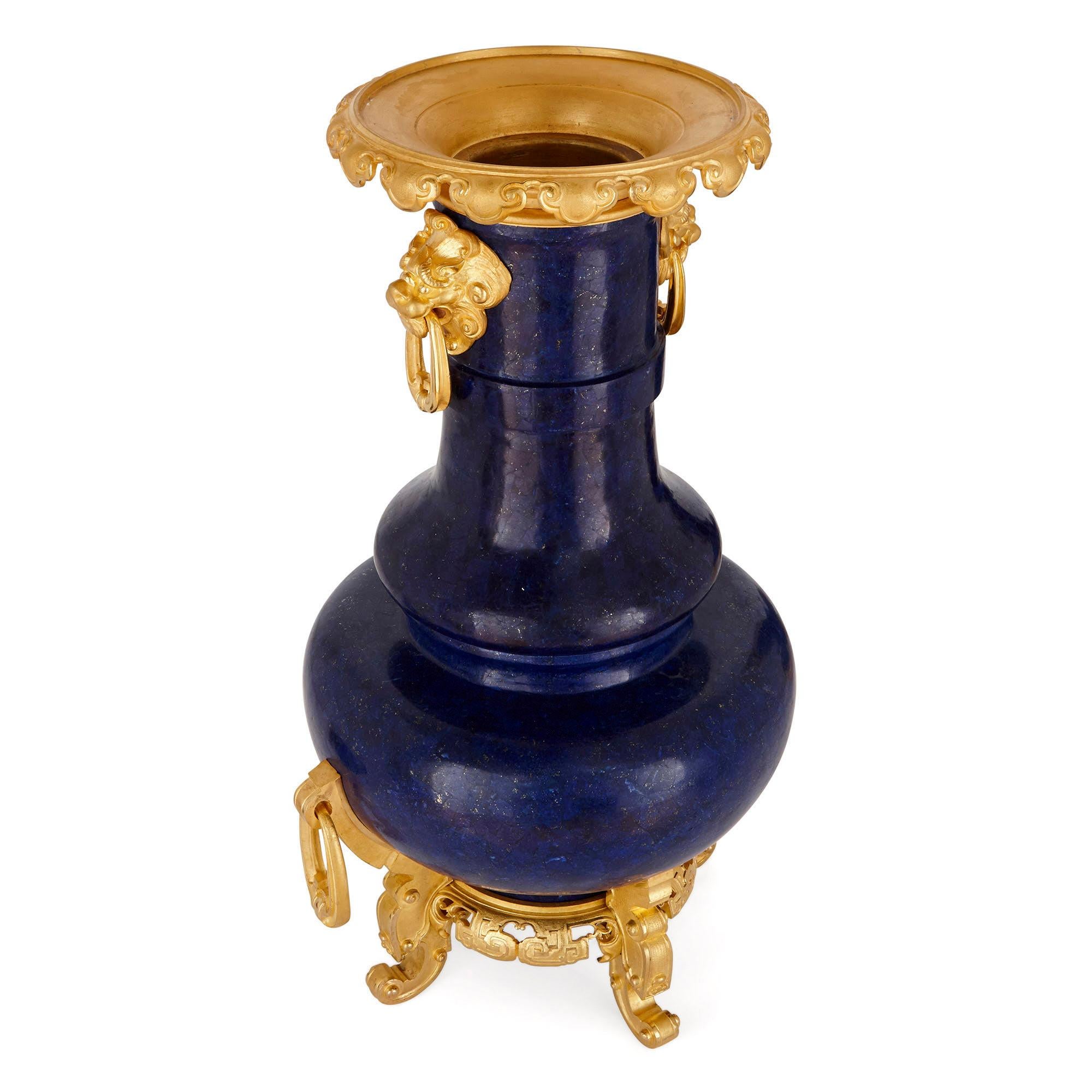 Antike Urne im Chinoiserie-Stil aus Lapislazuli und vergoldeter Bronze (19. Jahrhundert) im Angebot