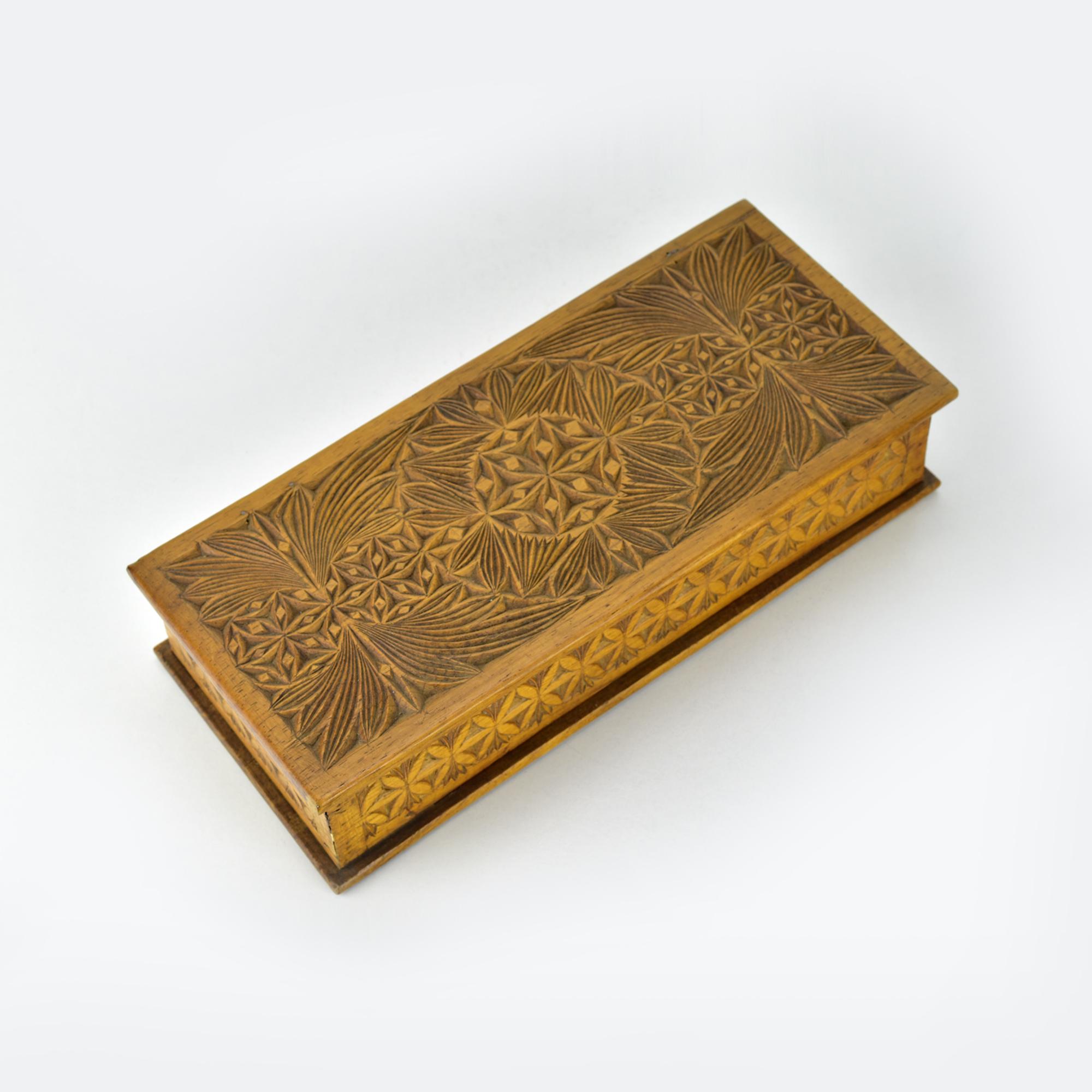 Antike geschnitzte Holzkiste mit geometrischem Blumendesign, 19. Jahrhundert (Art nouveau) im Angebot