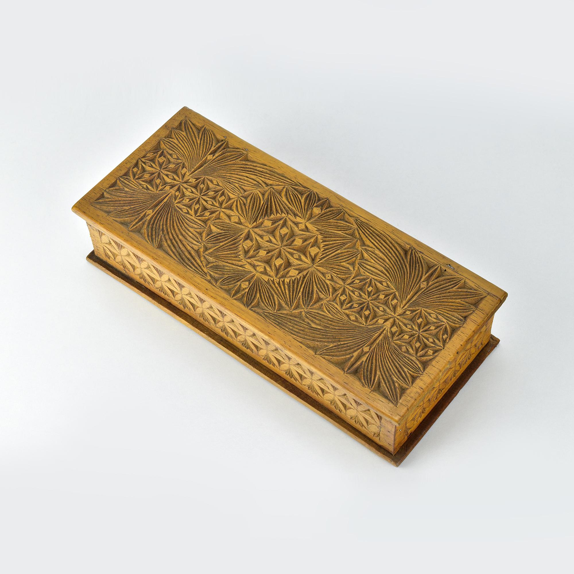 Antike geschnitzte Holzkiste mit geometrischem Blumendesign, 19. Jahrhundert (Französisch) im Angebot