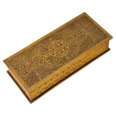 Caja Antigua de Madera Tallada con Diseño Floral Geométrico, Siglo XIX