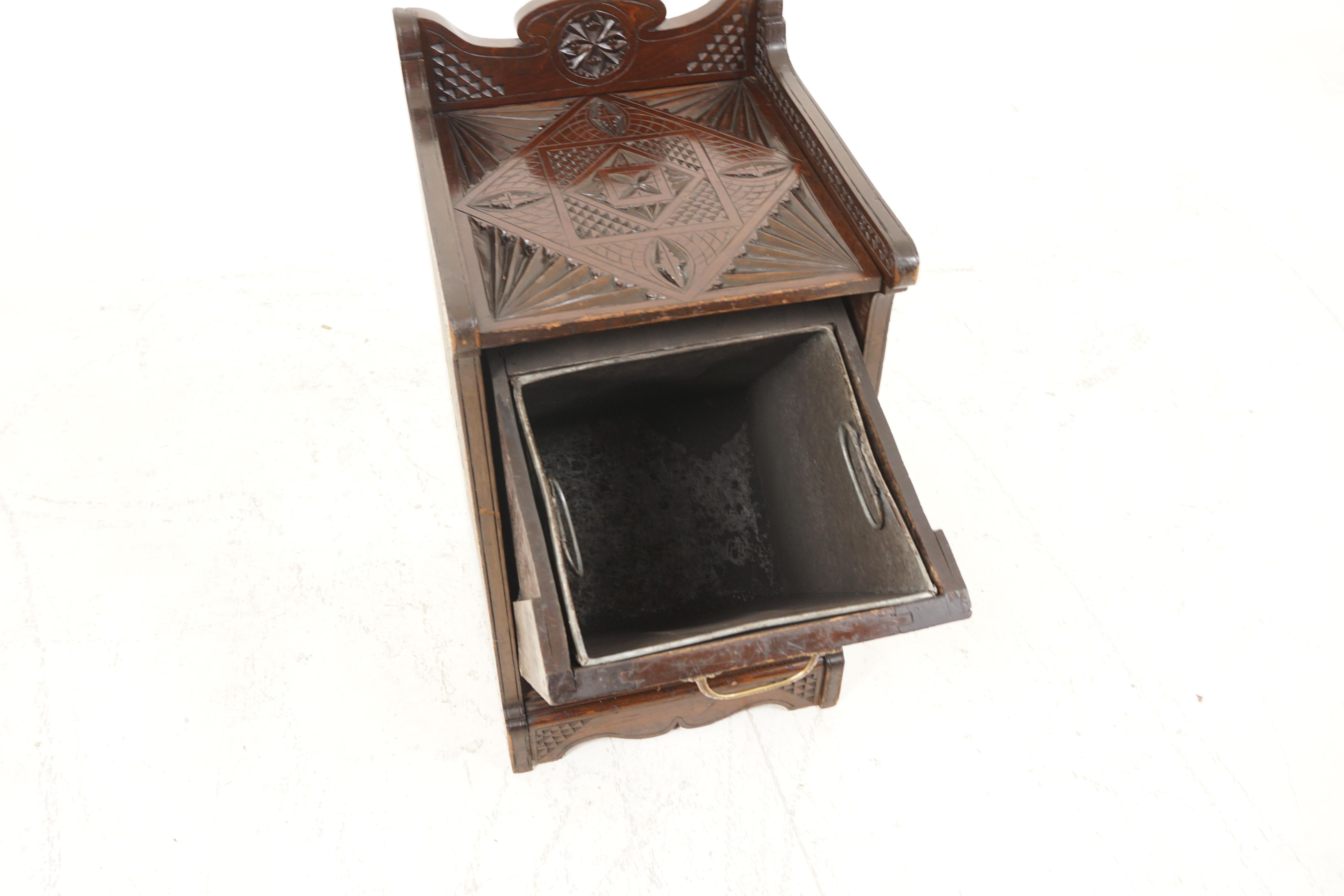 Fait main Ancienne boîte à charbon sculptée en caoutchouc, boîte à bouilloire, violette, Écosse, 1880, H268 en vente