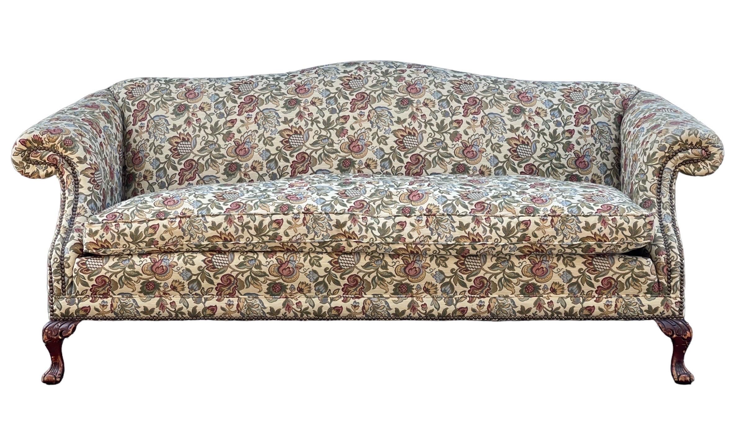 Canapé chippendale ancien en acajou massif, avec dossier camel et pieds à griffes. Propre et solide. Le bois est en excellent état.

Dimensions. Environ 81 L : 34 H : 36 P
             Hauteur d'assise 19 ; Profondeur d'assise 20 ; Largeur d'assise