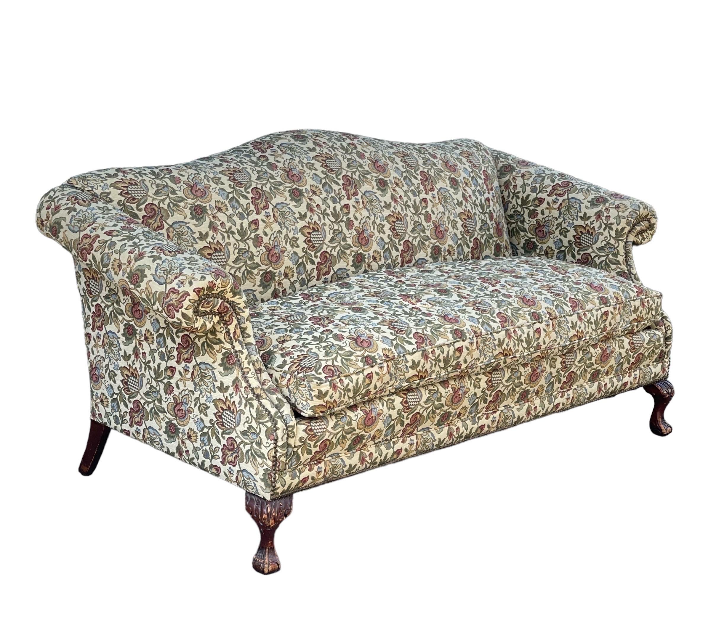 Tissu Ancien canapé Chippendale à dossier camel avec pieds en boule et griffe en vente