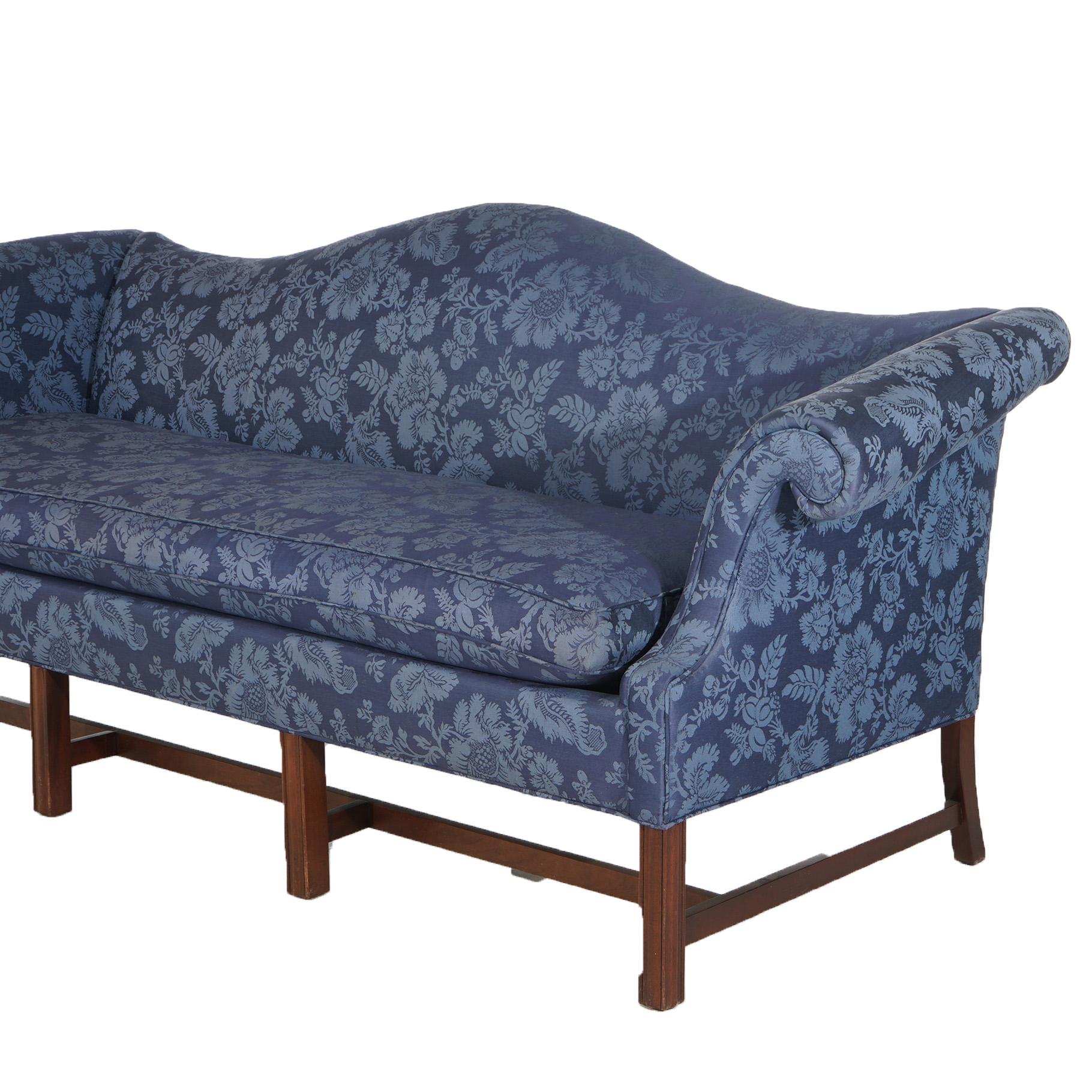 Antikes Chippendale-Sofa mit Kamelrückenlehne und Schnörkelarmlehnen, blau, um 1930 (20. Jahrhundert) im Angebot