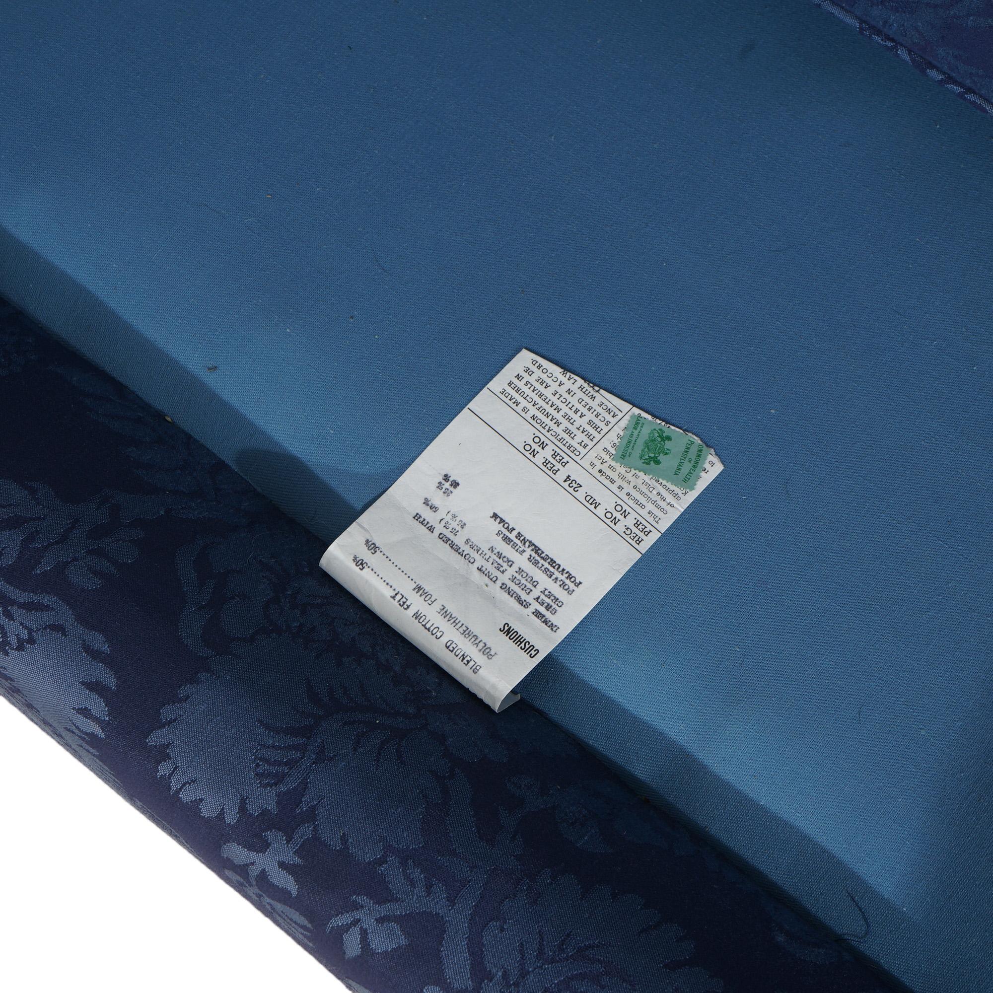 Tissu d'ameublement Ancien canapé Chippendale Camelback avec bras en volute, bleu, C1930 en vente