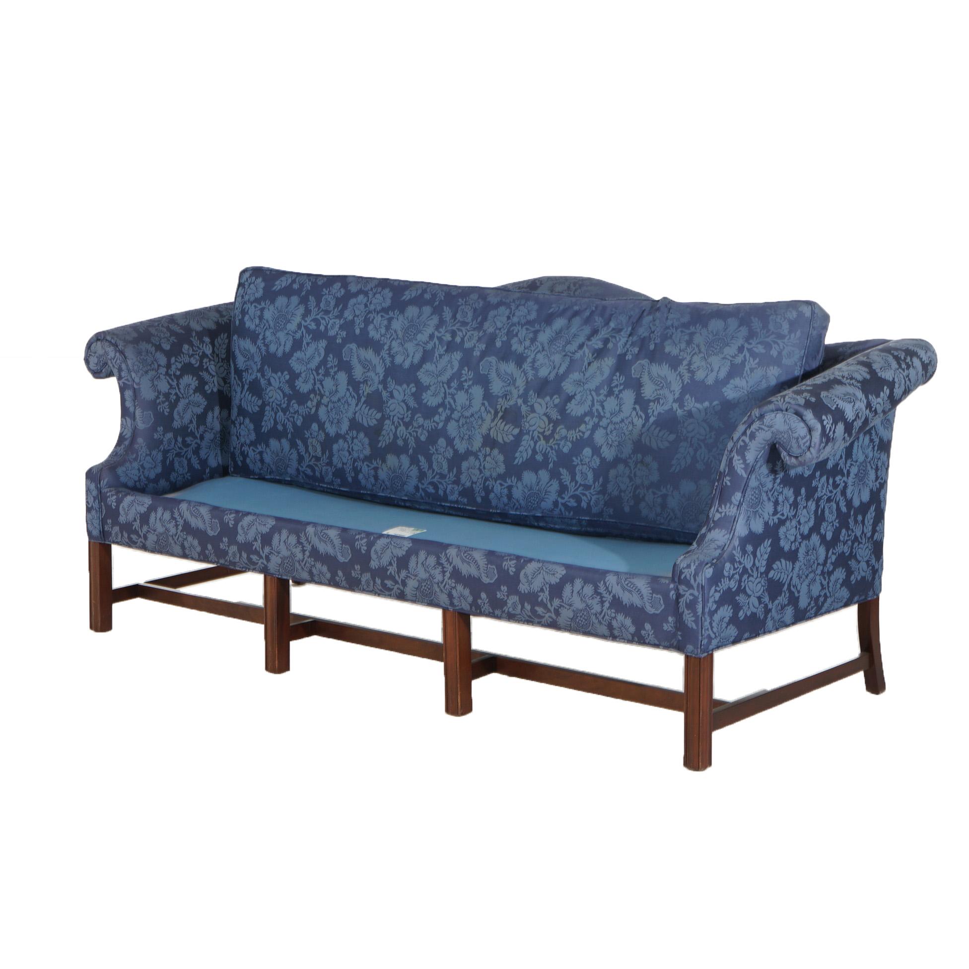 Antikes Chippendale-Sofa mit Kamelrückenlehne und Schnörkelarmlehnen, blau, um 1930 im Angebot 1