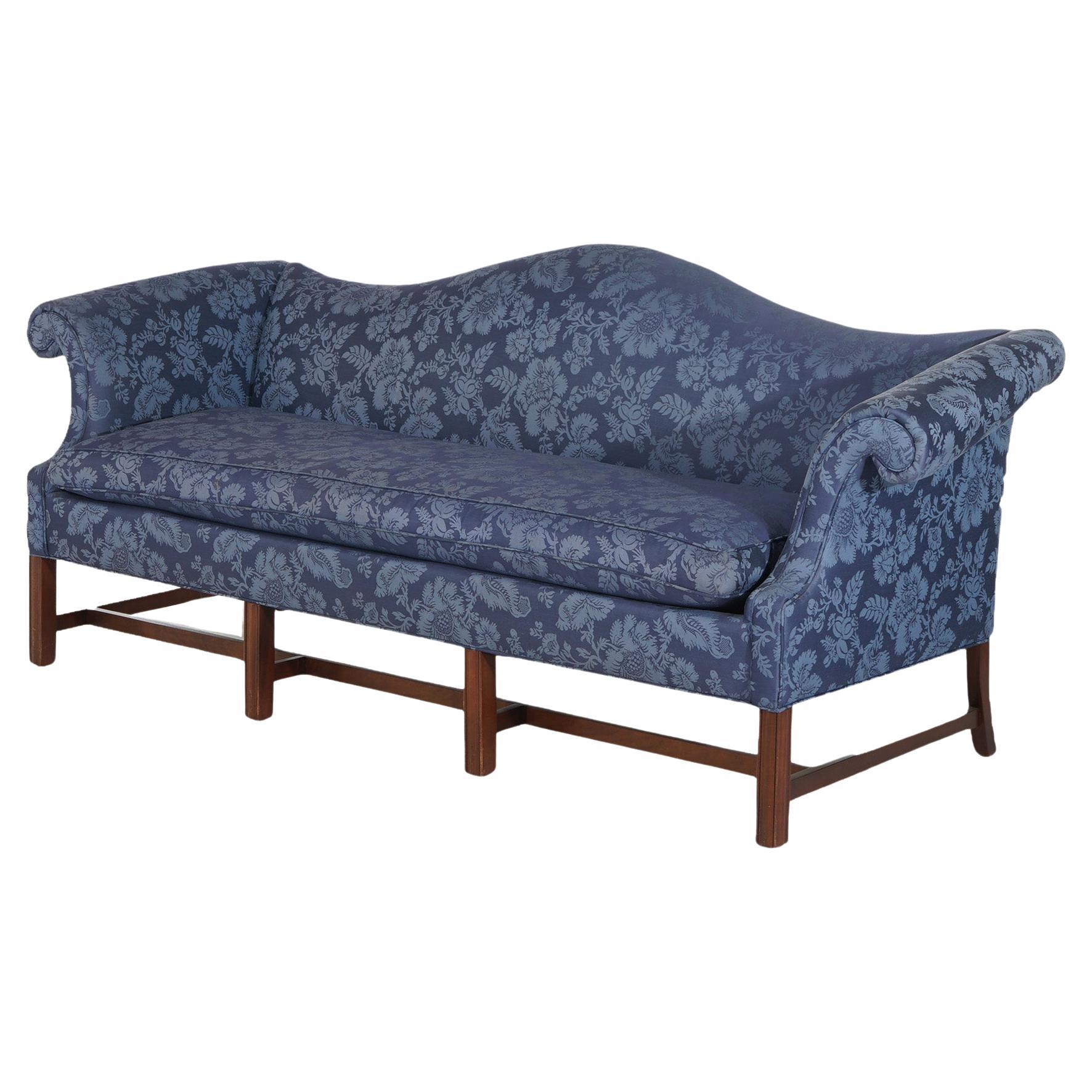 Antikes Chippendale-Sofa mit Kamelrückenlehne und Schnörkelarmlehnen, blau, um 1930