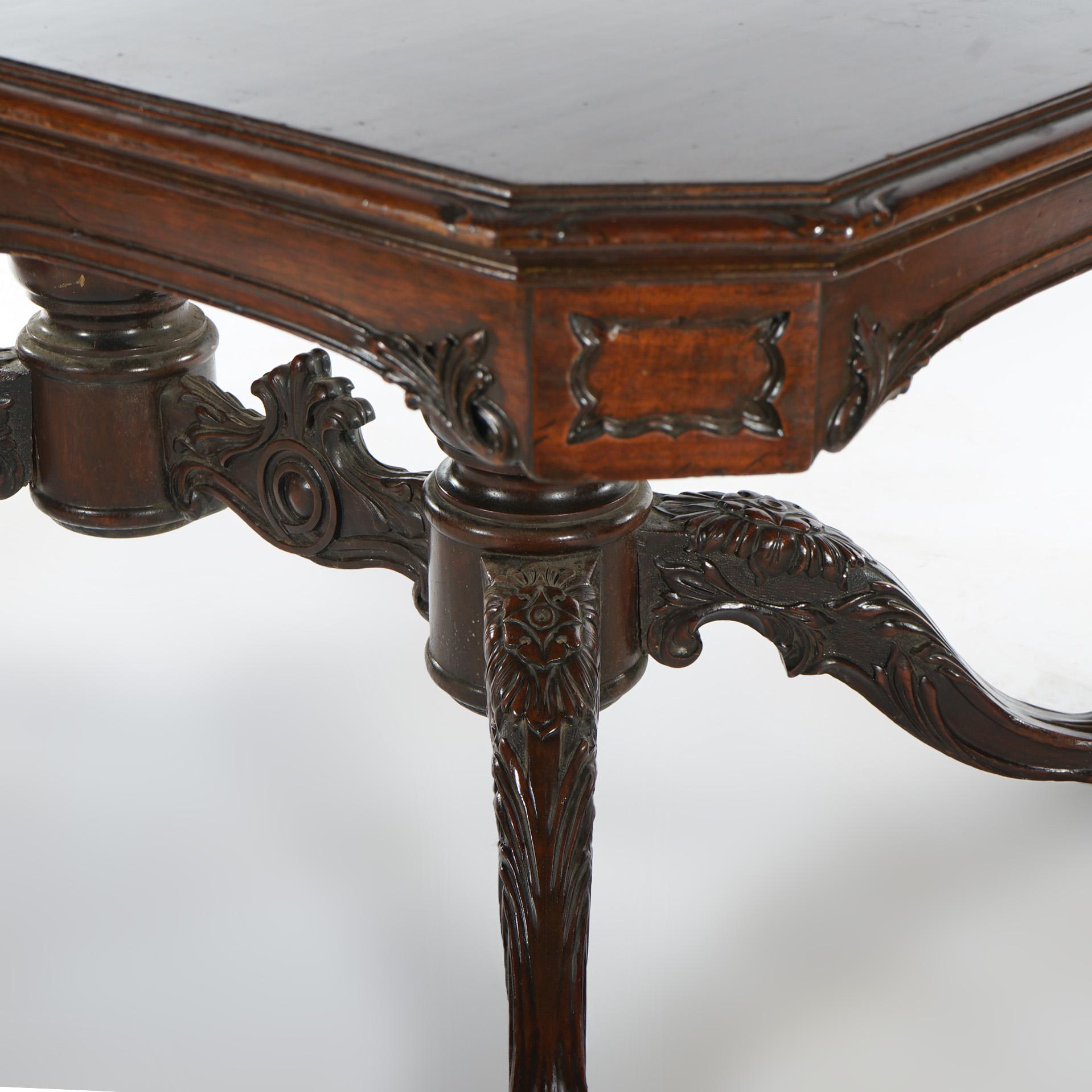 Acajou Ancienne table de salle à manger Chippendale en acajou sculpté à double piédestal, vers 1930 en vente