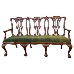 Antiguo Banco Chippendale de Caoba Tallada de Tres Plazas con Asiento Tapizado