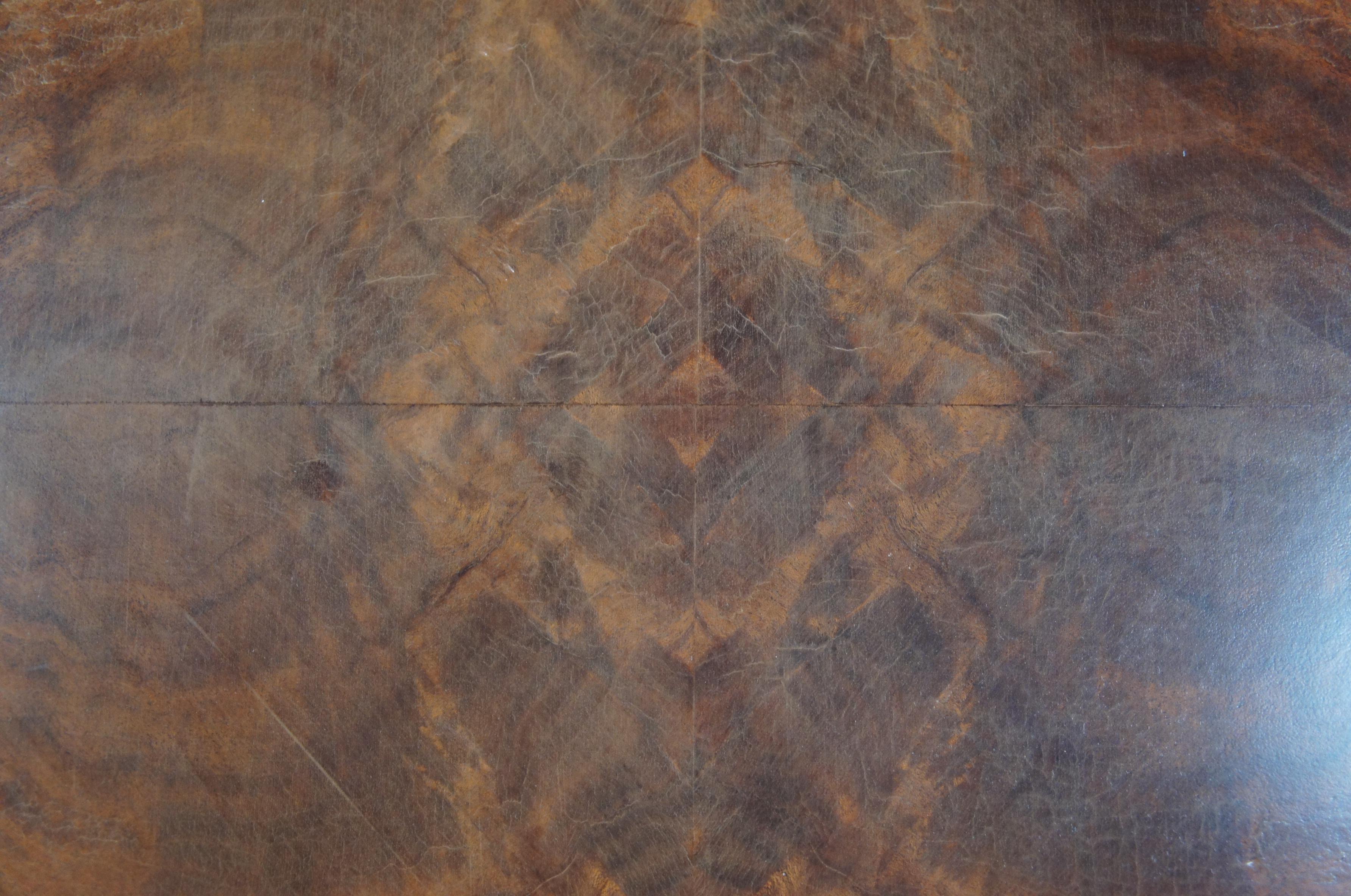 20ième siècle Ancienne table à thé Chippendale en acajou flammé, boule de tarte et piédestal à griffes en vente
