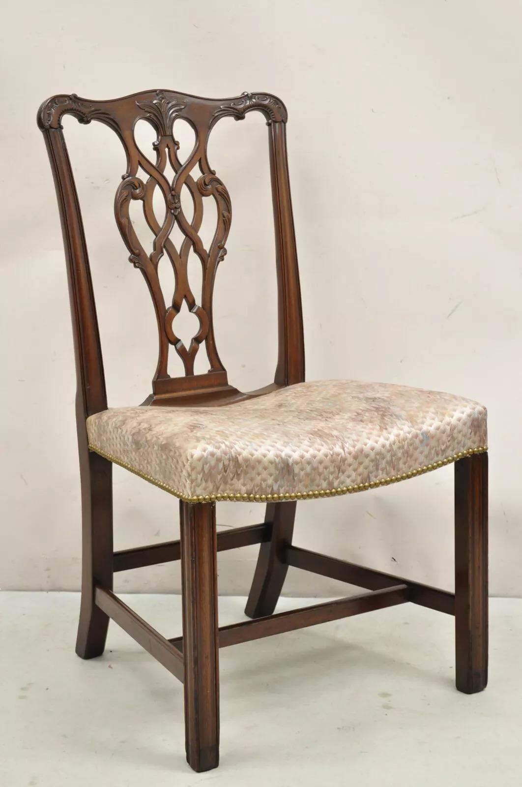 Sedie da pranzo Chippendale in stile georgiano intagliate - Set di 6. L'articolo presenta una struttura in legno massiccio di mogano curvato, schienale finemente intagliato e bellissime venature del legno. Circa all'inizio del XX secolo. Misure: 38