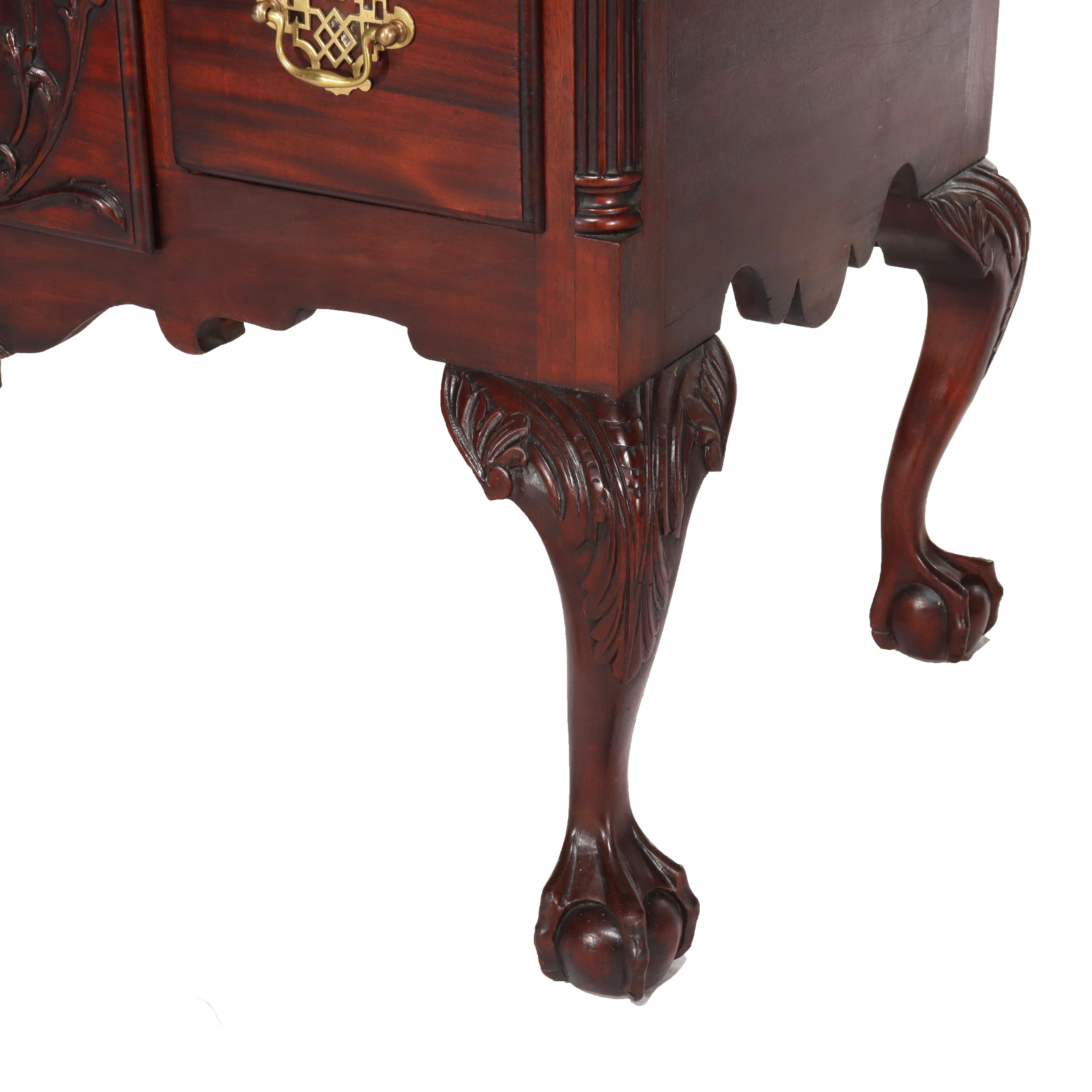 Ancienne table basse Chippendale en acajou sculpté de coquillages et de fleurs C1920 Bon état - En vente à Big Flats, NY