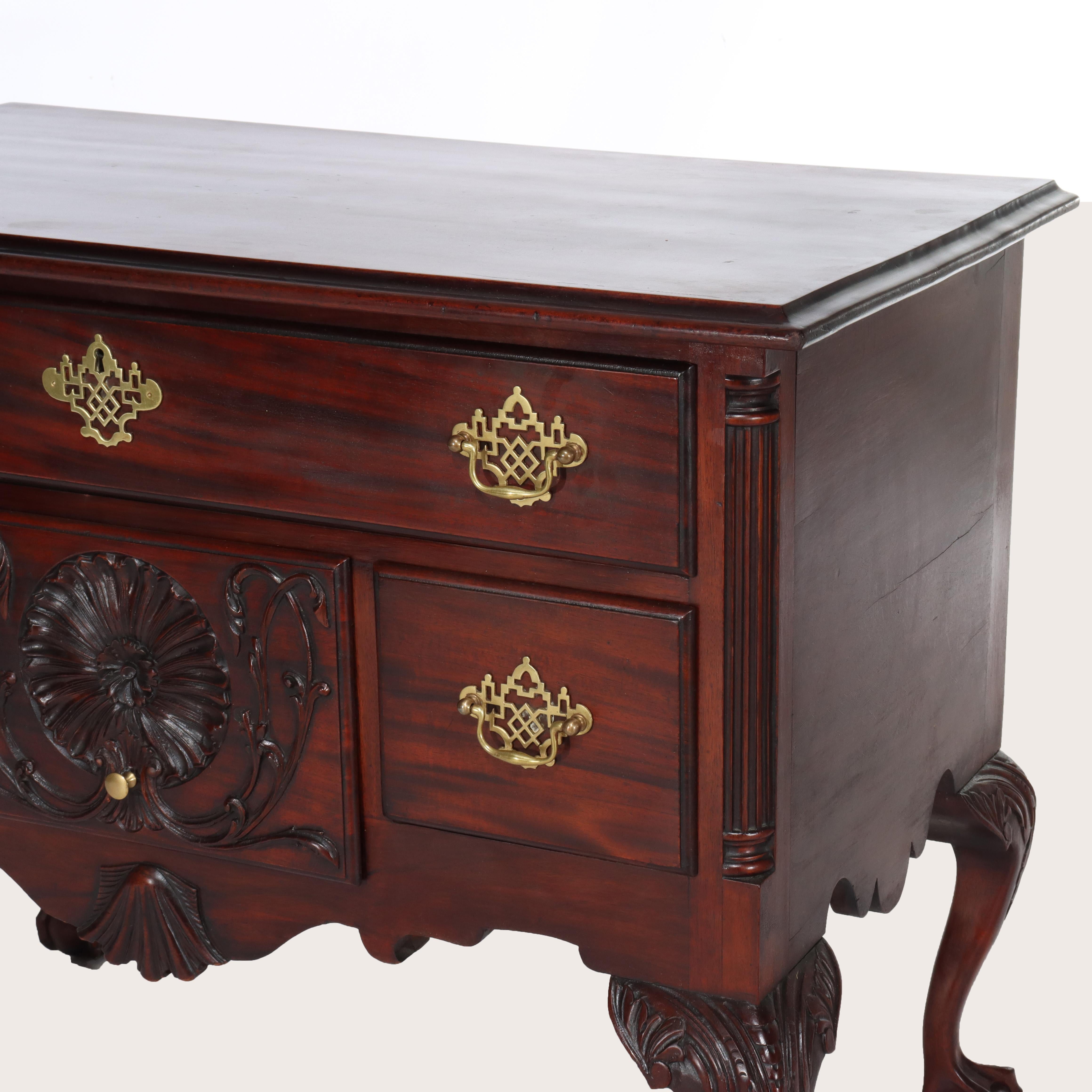 20ième siècle Ancienne table basse Chippendale en acajou sculpté de coquillages et de fleurs C1920 en vente