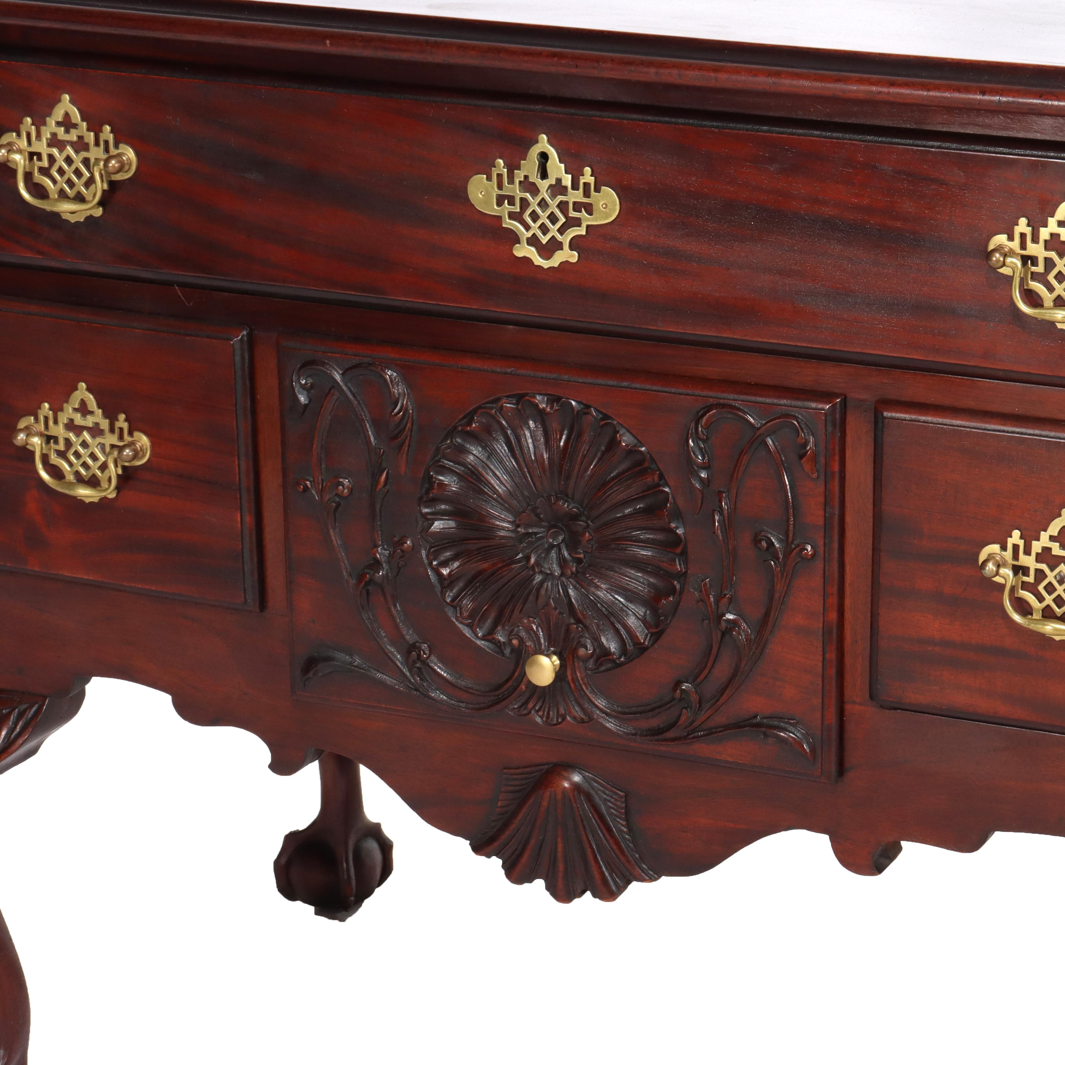 Acajou Ancienne table basse Chippendale en acajou sculpté de coquillages et de fleurs C1920 en vente
