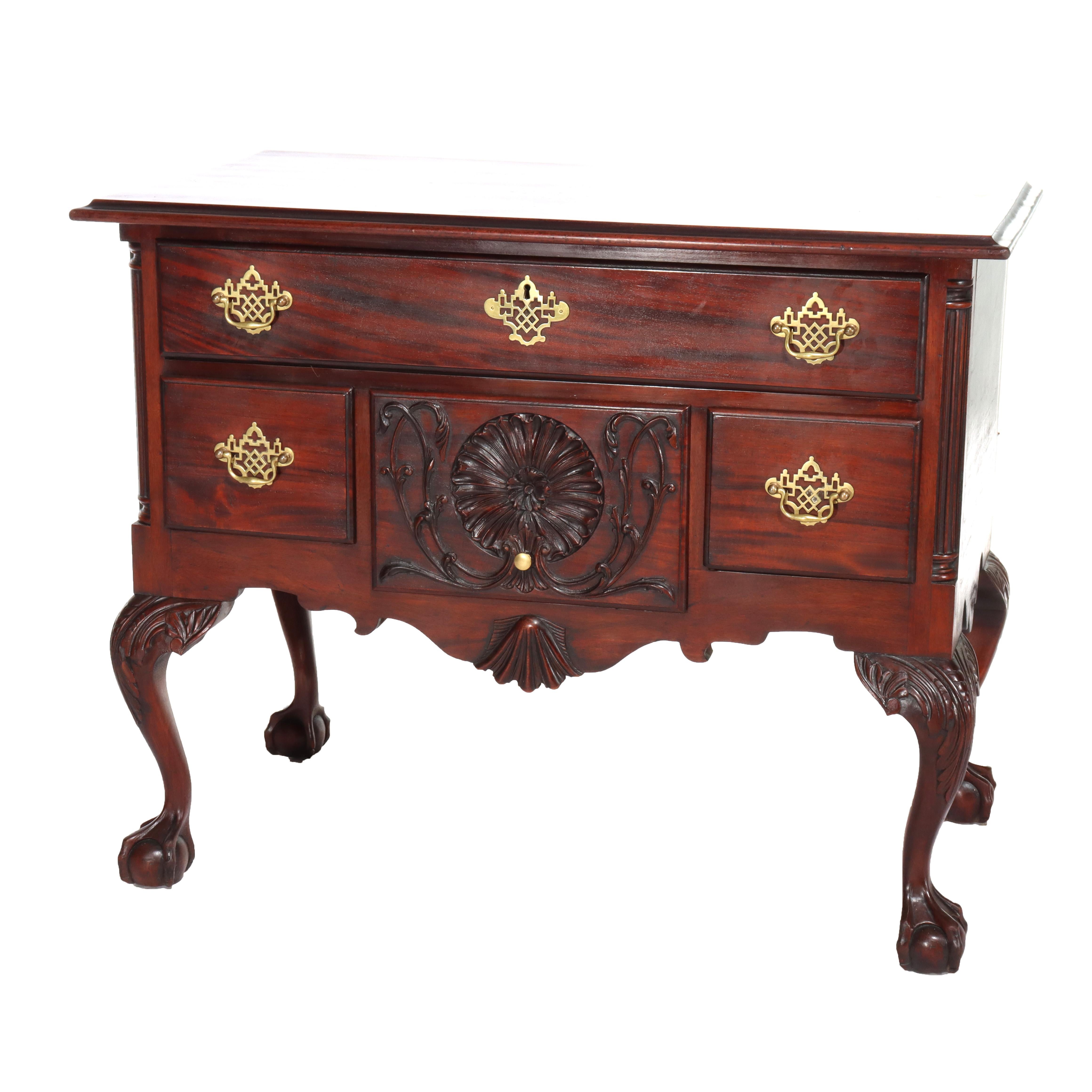 Ancienne table basse Chippendale en acajou sculpté de coquillages et de fleurs C1920 en vente 1