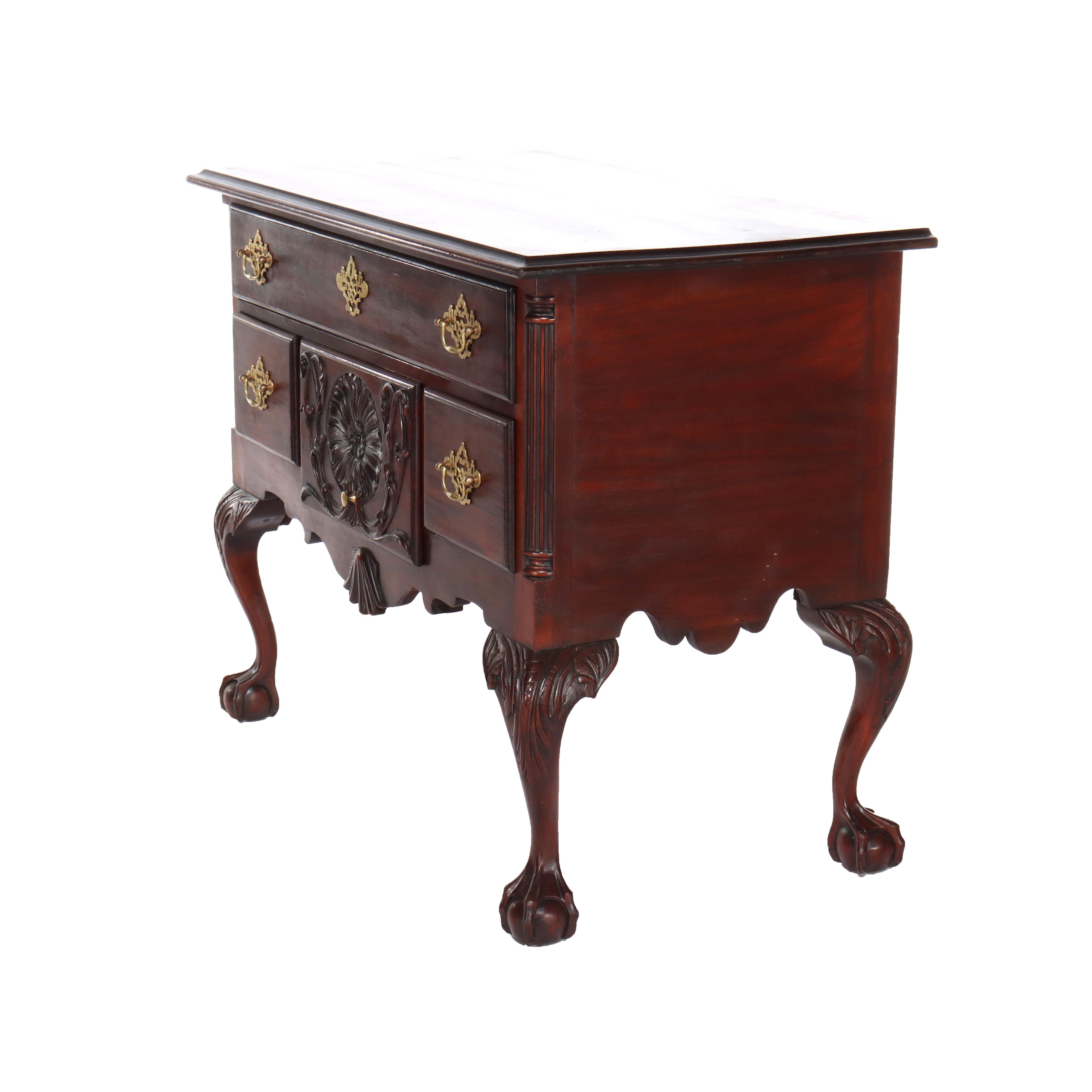 Ancienne table basse Chippendale en acajou sculpté de coquillages et de fleurs C1920 en vente 3