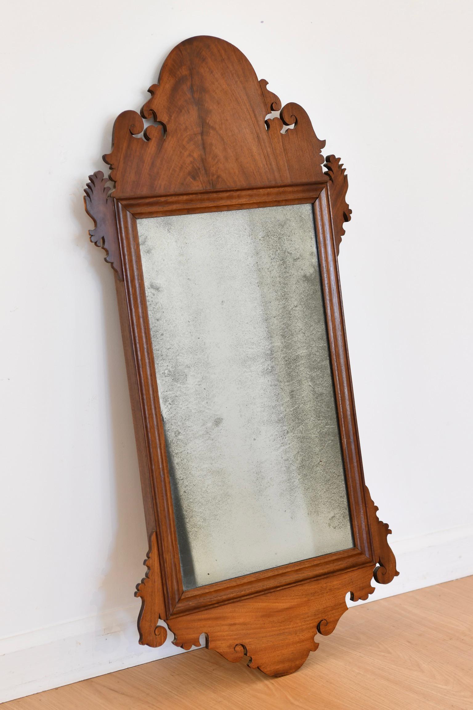 Miroir ancien Chippendale en acajou sculpté, attribué à l'atelier de John Elliott, Philadelphie, vers le milieu ou la fin du XVIIIe siècle. Provenance : Propriété d'une succession du comté de Chesty, Pennsylvanie. Dimensions : 35 