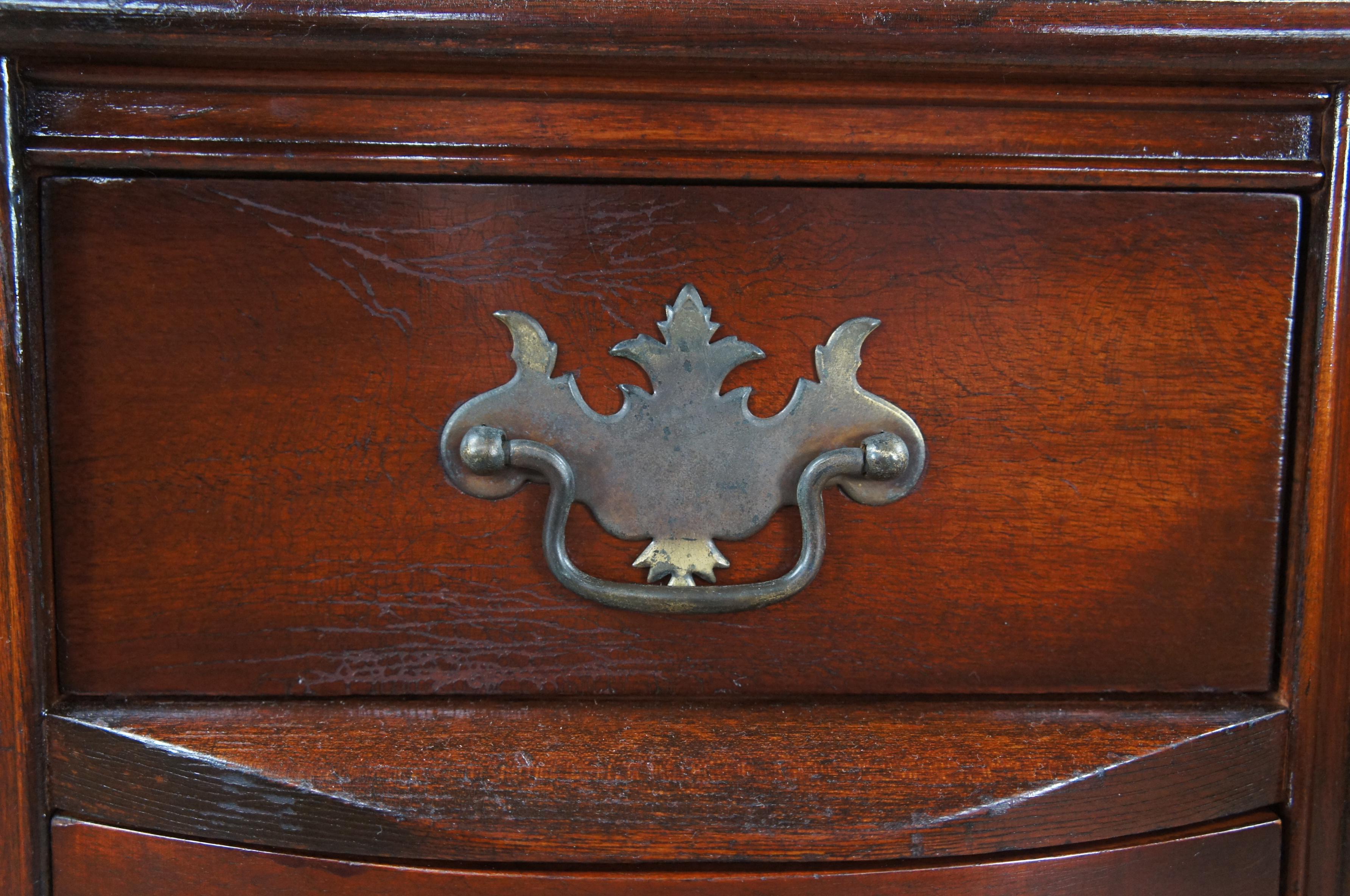 Acajou Ancienne table de bureau de bibliothèque Chippendale en acajou à façade en forme de trou de genou en vente