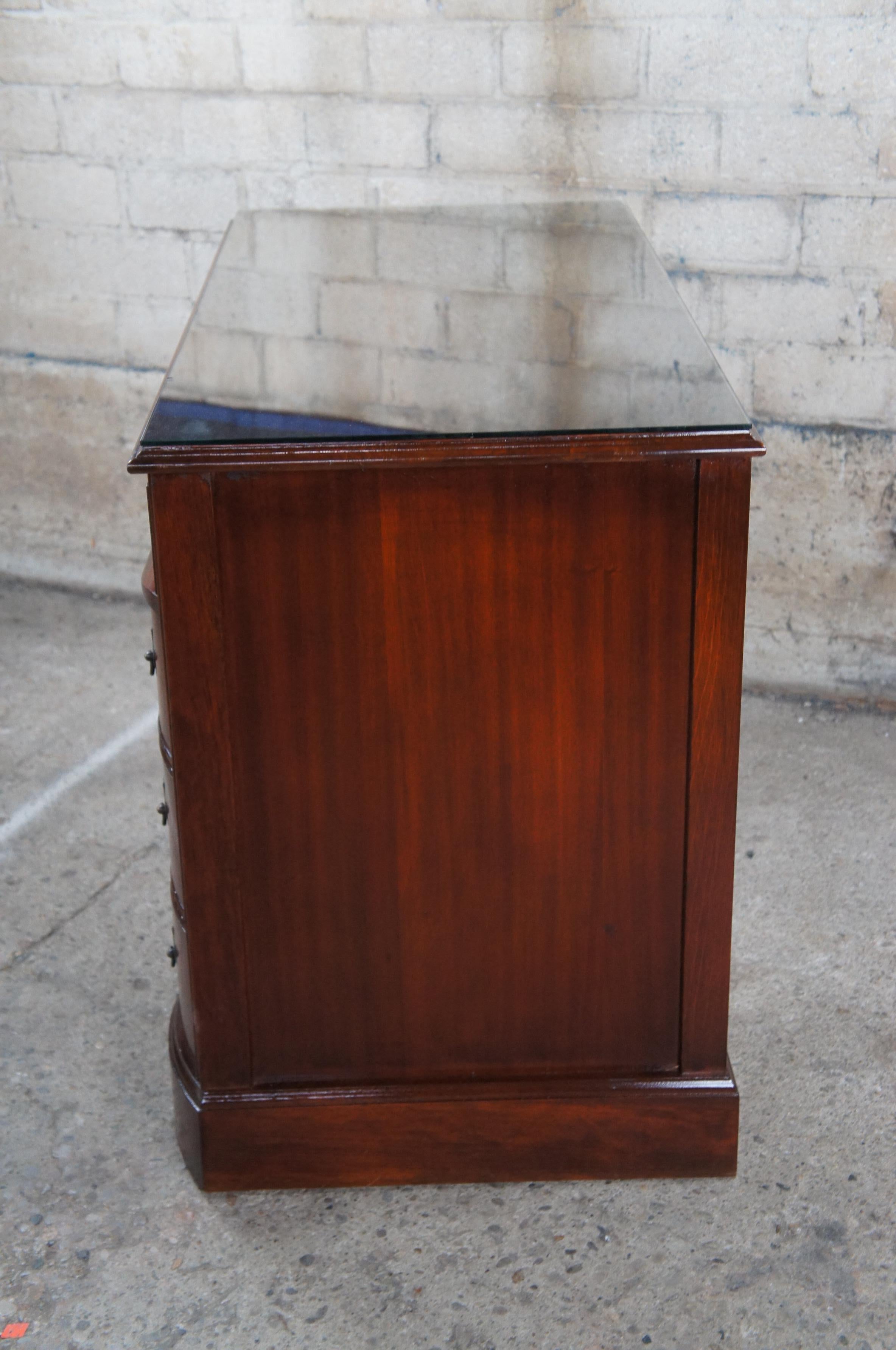 Ancienne table de bureau de bibliothèque Chippendale en acajou à façade en forme de trou de genou en vente 4