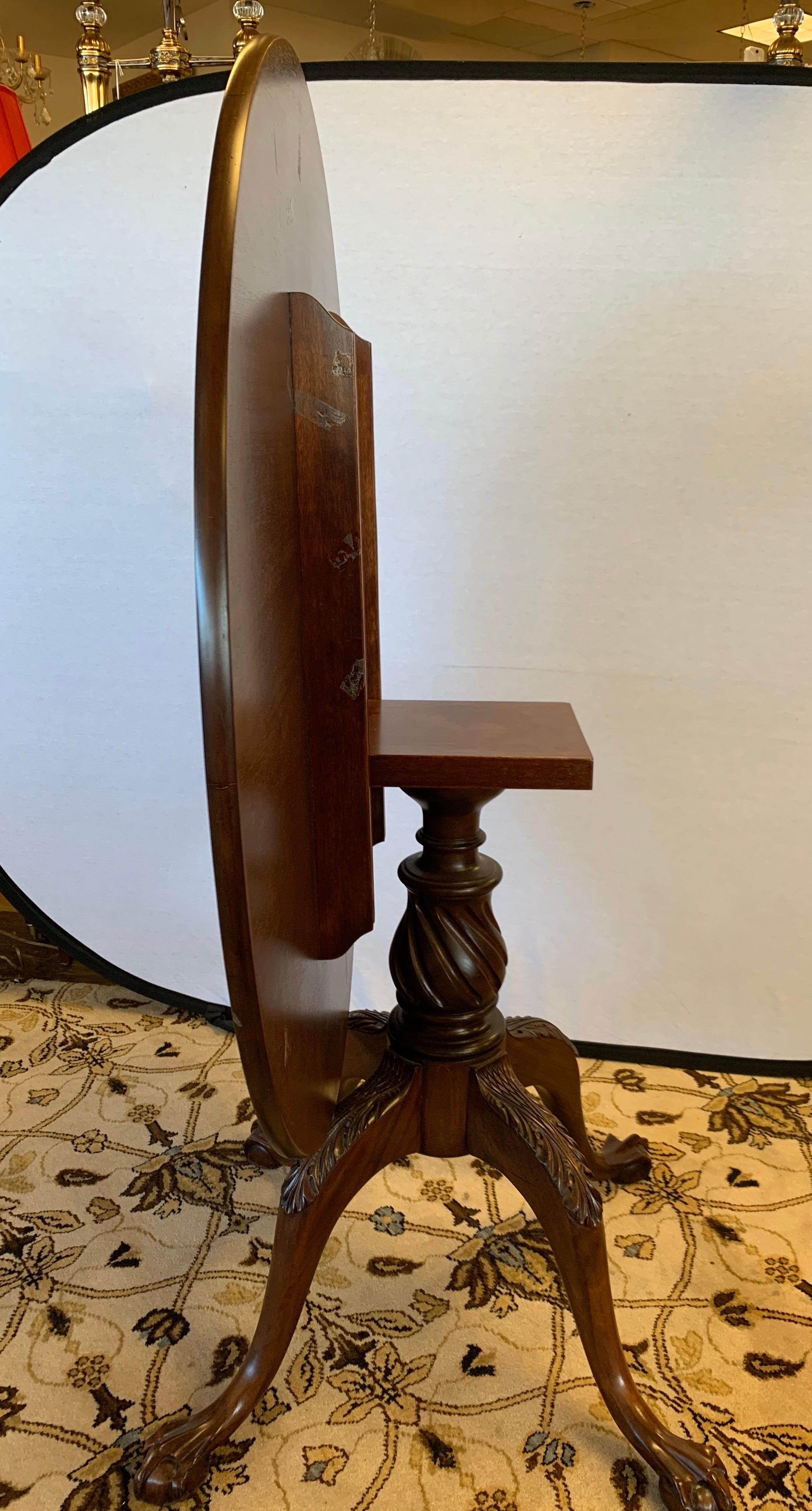 Antique Chippendale Mahogany Round Tilt-Top Dining Bistro Card Table In Good Condition In West Hartford, CT