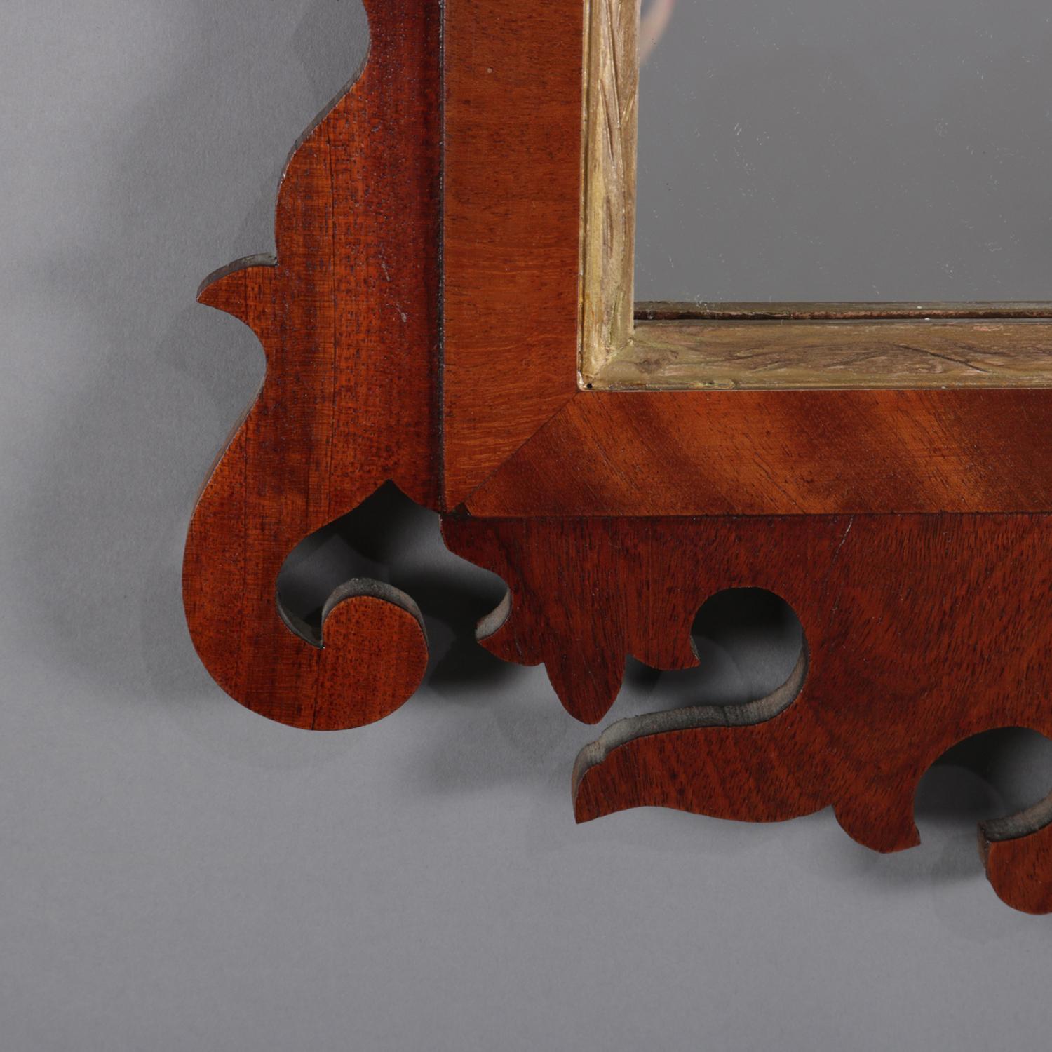 Intagliato Antique Mirror da parete Chippendale in mogano a forma di rotolo e fenice dorata