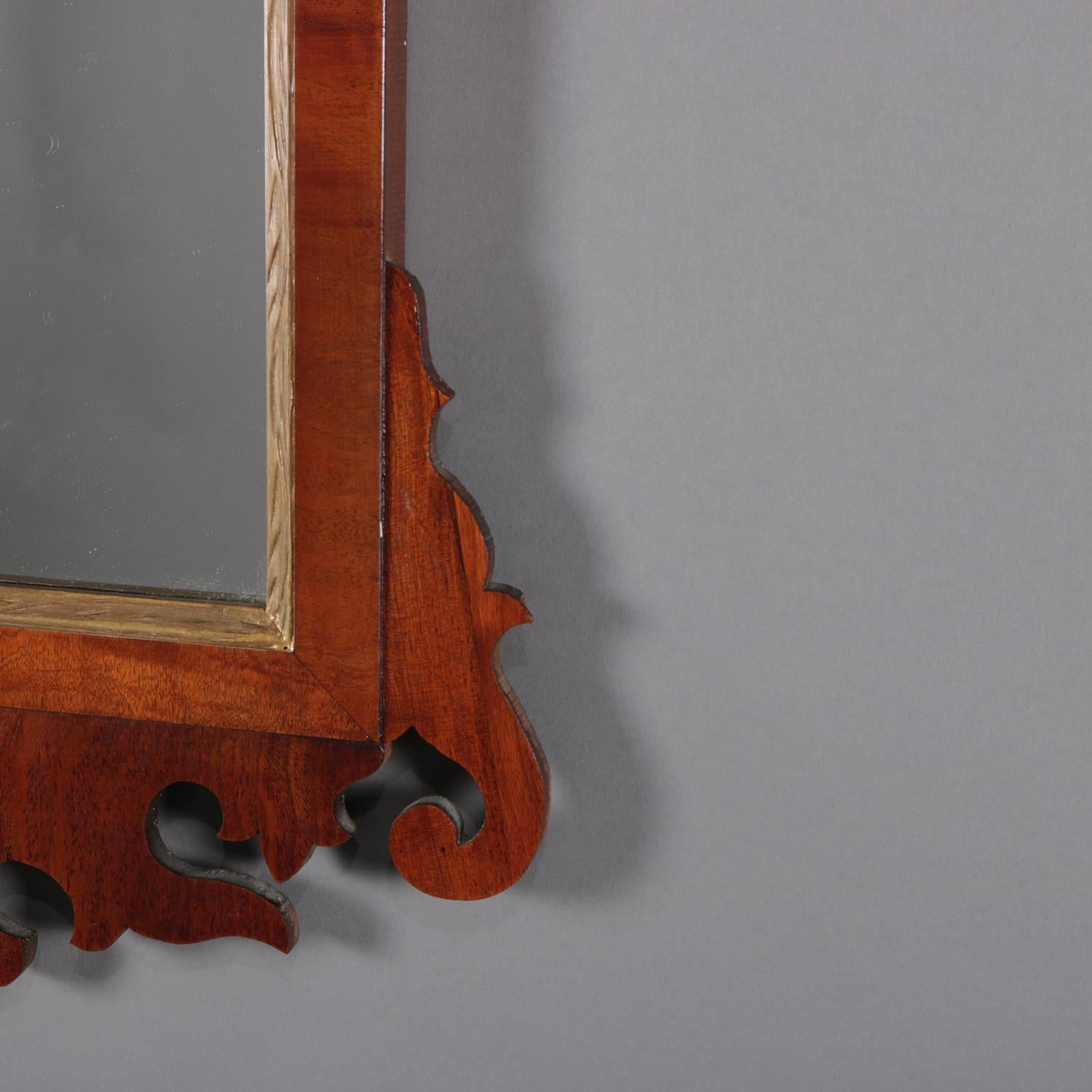 Antique Mirror da parete Chippendale in mogano a forma di rotolo e fenice dorata In condizioni buone a Big Flats, NY
