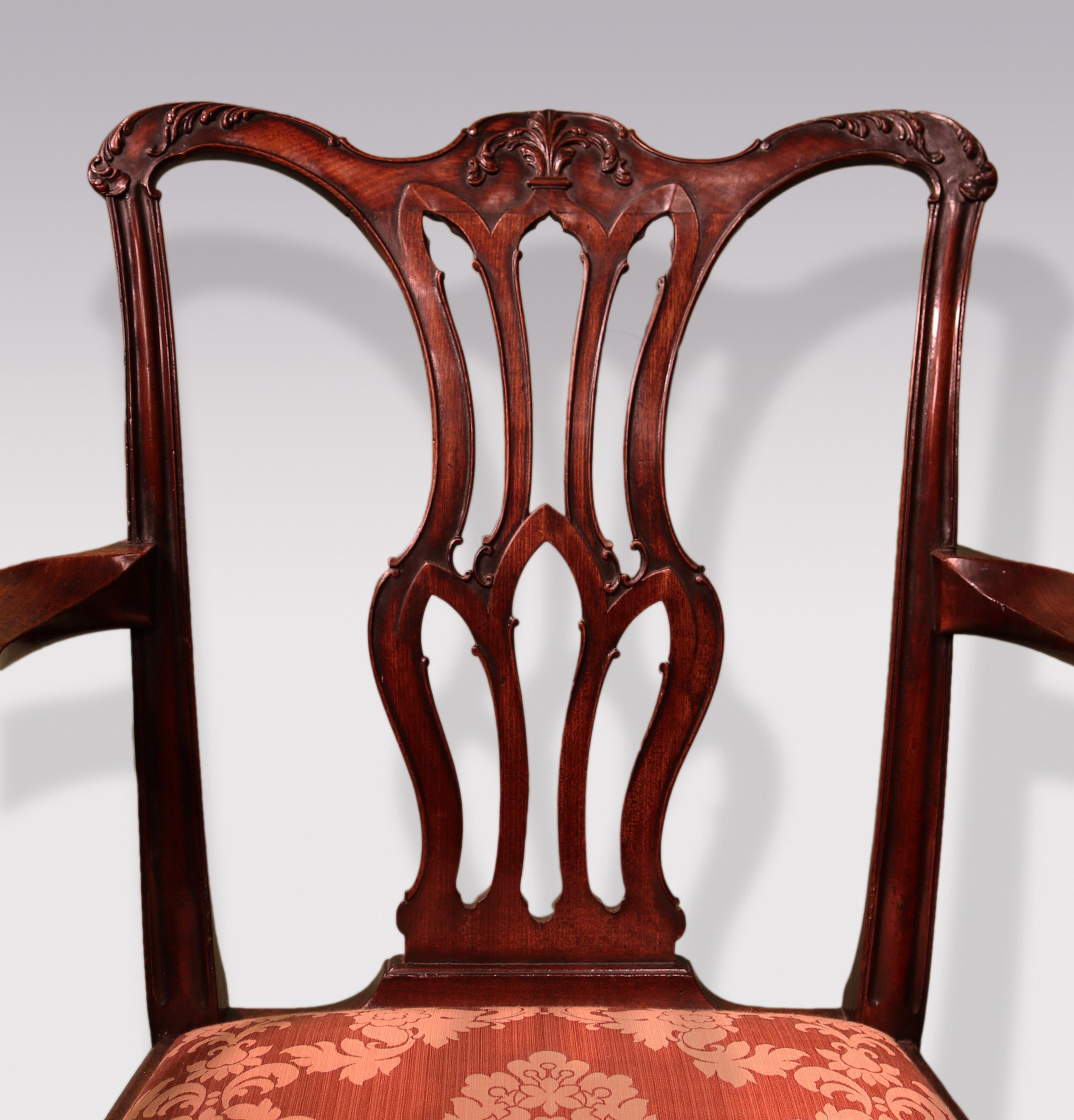 Anglais Fauteuil ancien en acajou sculpté de la période Chippendale en vente
