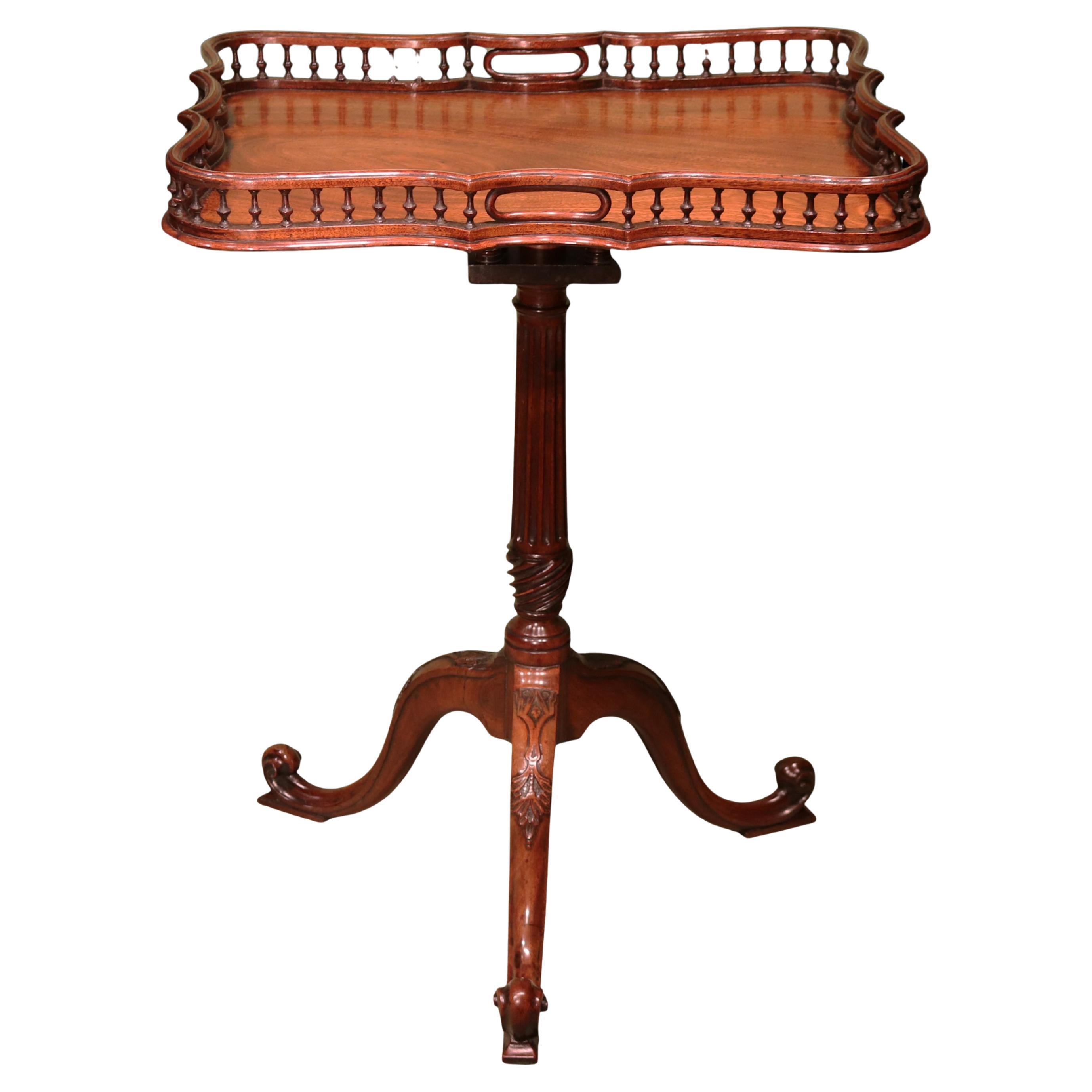 Antique Chippendale period mahogany occasional table im Angebot