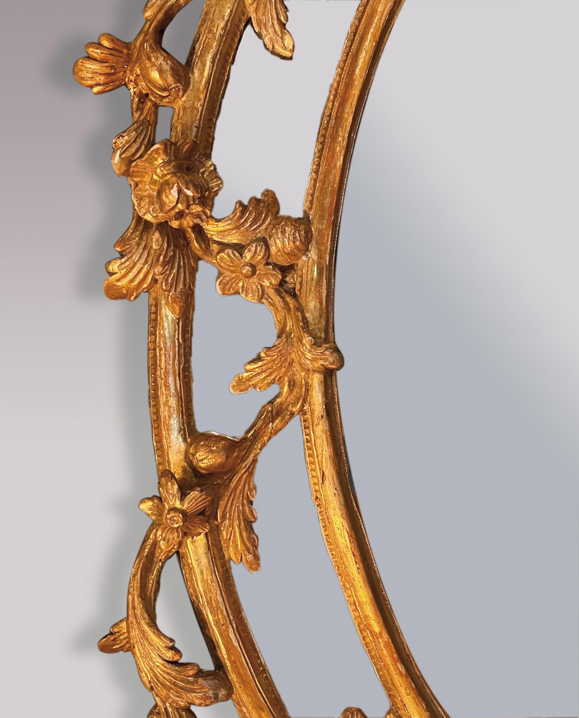 Antiguo espejo oval de época Chippendale de madera tallada y dorada Inglés en venta