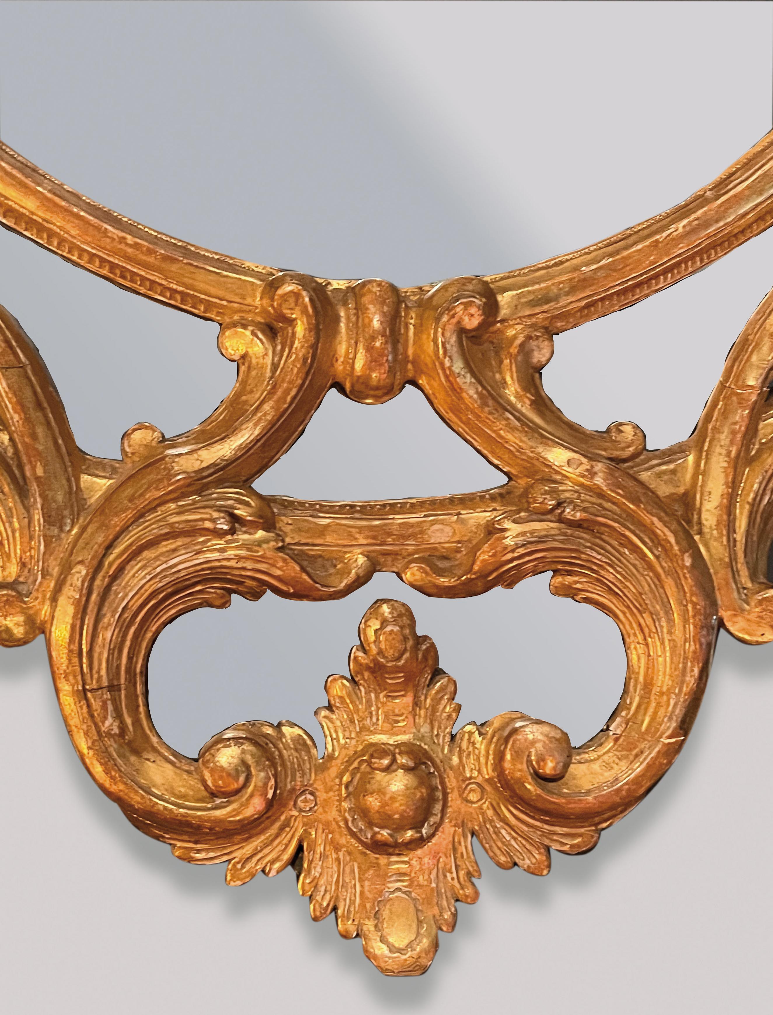 Antiguo espejo oval de época Chippendale de madera tallada y dorada siglo XVIII en venta