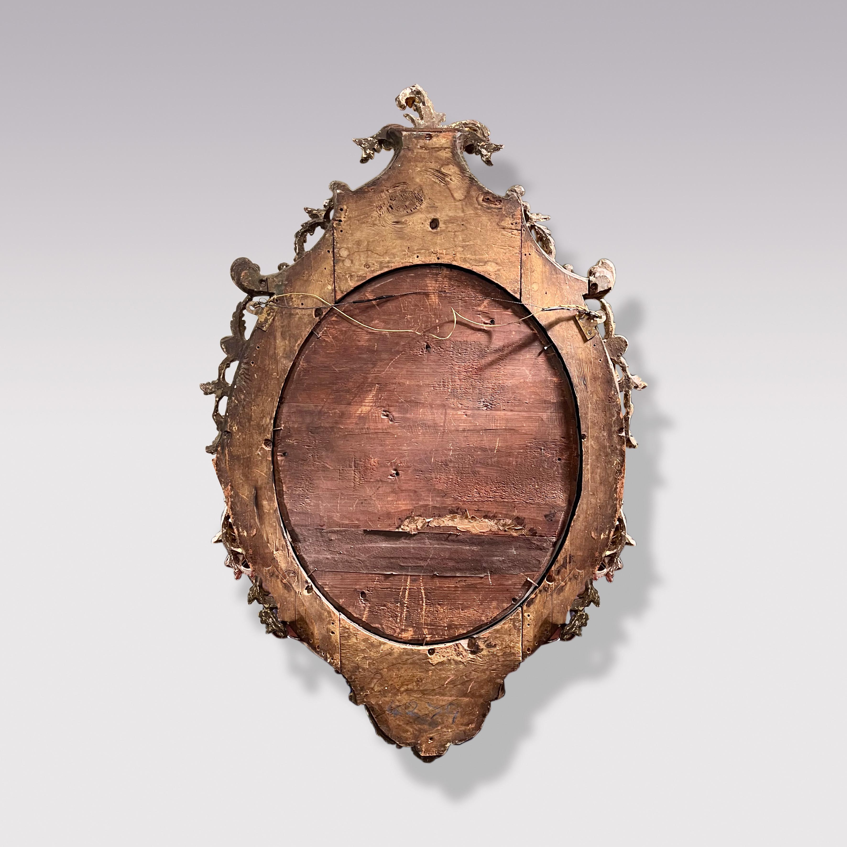 Antiguo espejo oval de época Chippendale de madera tallada y dorada Madera dorada en venta