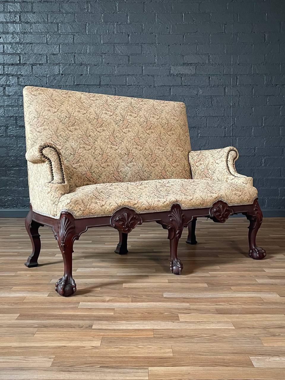 Condit: Condizioni originali d'epoca, Tappezzeria nuova raccomandata 

Materiali: Mogano, Tappezzeria originale 
Stile: Chippendale inglese 

Questo elegante divano Chippendale Revival, realizzato negli Stati Uniti intorno agli anni '30, mette in