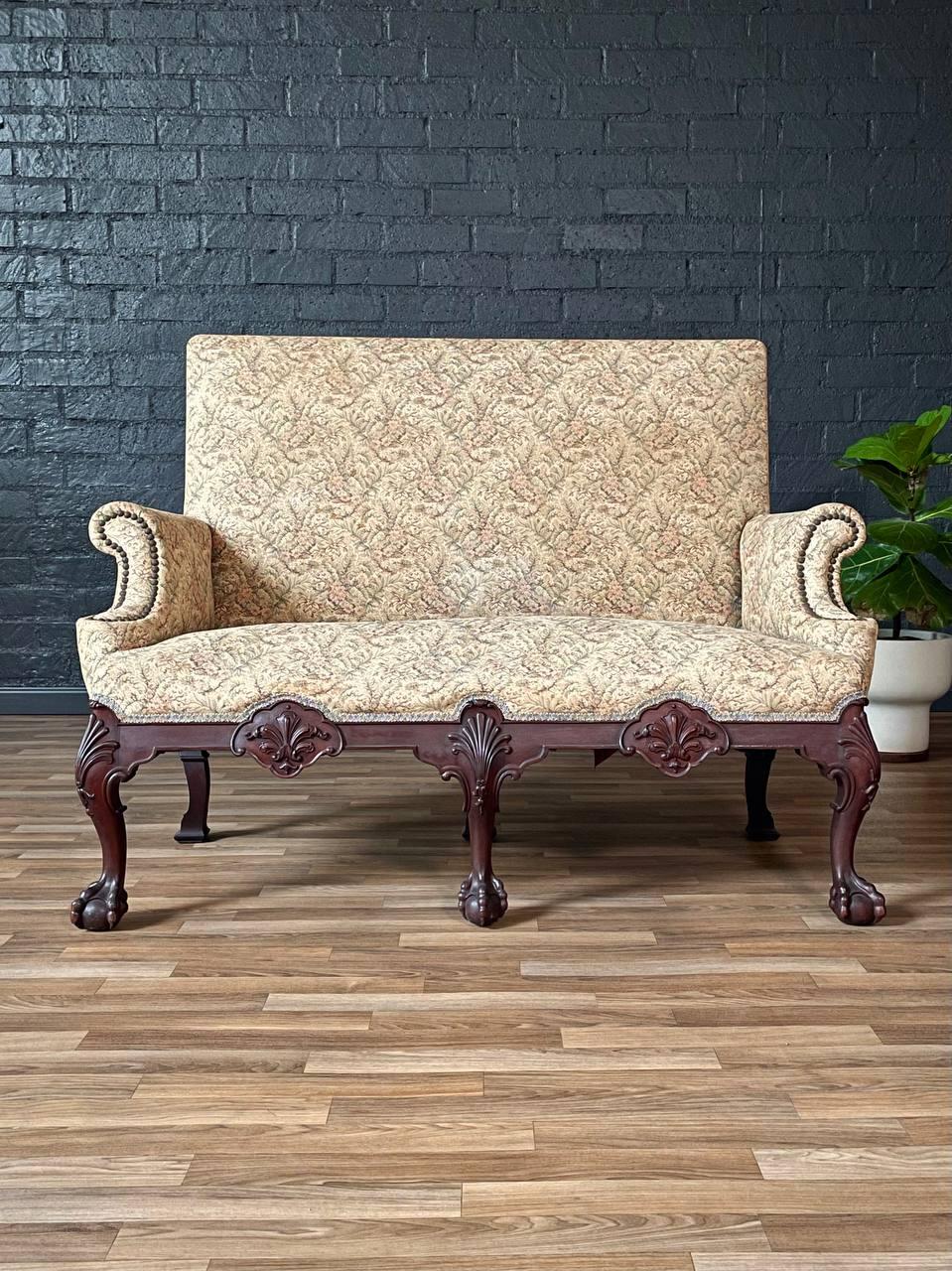 Americano Antico divano in mogano intagliato Chippendale Revival con piedi Ball and Ball in vendita