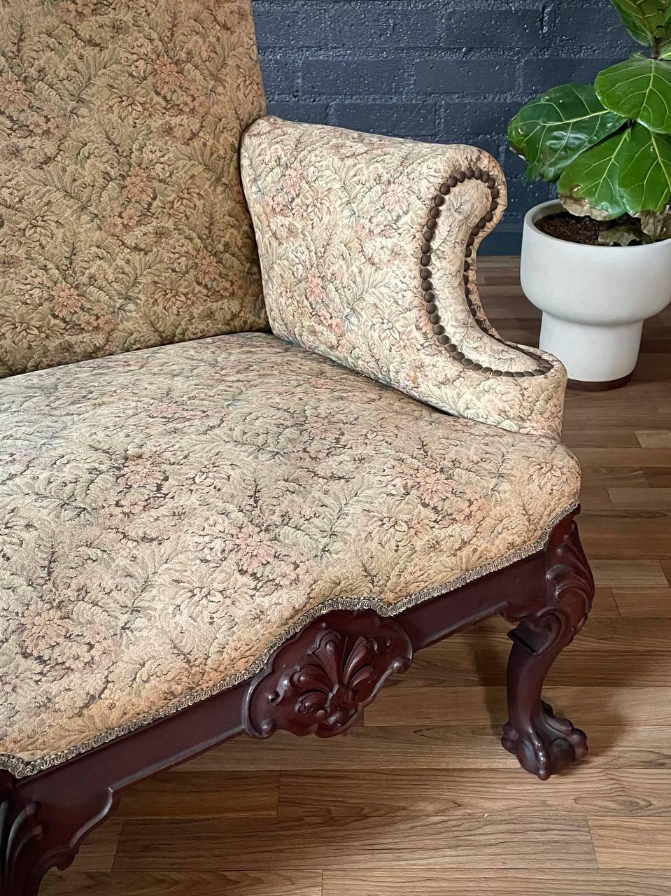 Tappezzeria Antico divano in mogano intagliato Chippendale Revival con piedi Ball and Ball in vendita
