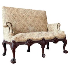 Causeuse Antique Revival Chippendale en acajou sculpté avec pieds Ball and Claw