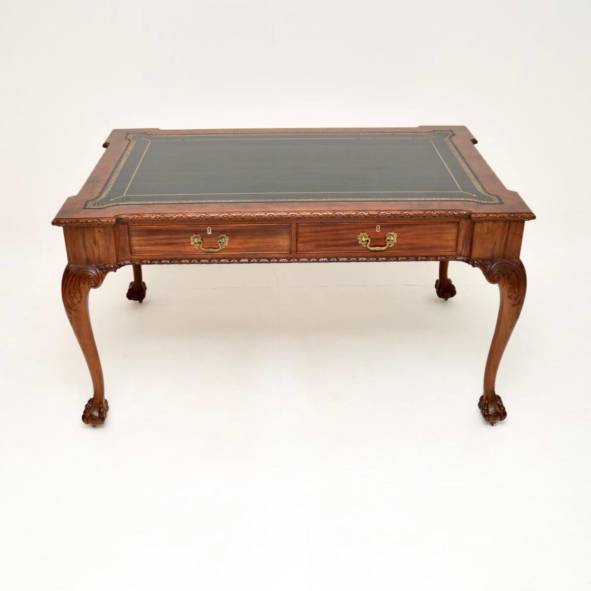 Ein prächtiger antiker Schreibtisch im Chippendale-Stil von Gillows. Sie wurde in England hergestellt und stammt aus der Zeit um 1890-1900.

Die Qualität ist hervorragend, der Stempel des Herstellers Gillows ist in der oberen rechten Schublade zu