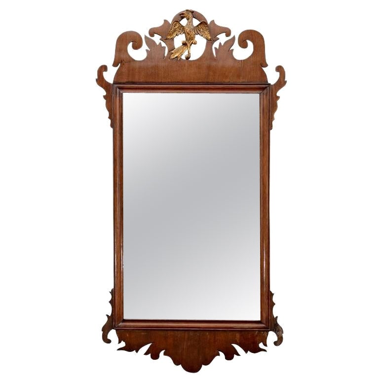 Antique Mirror in stile Chippendale in mogano intagliato con stemma di Phoenix