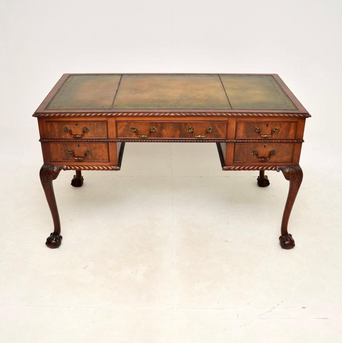 Ein fantastischer antiker Schreibtisch mit Lederplatte im Chippendale-Stil. Sie wurde in England hergestellt und stammt aus der Zeit zwischen 1890 und 1910.

Es ist sehr gut gemacht, sitzt auf schönen Cabriole Beine mit Akanthusblatt Schnitzerei an