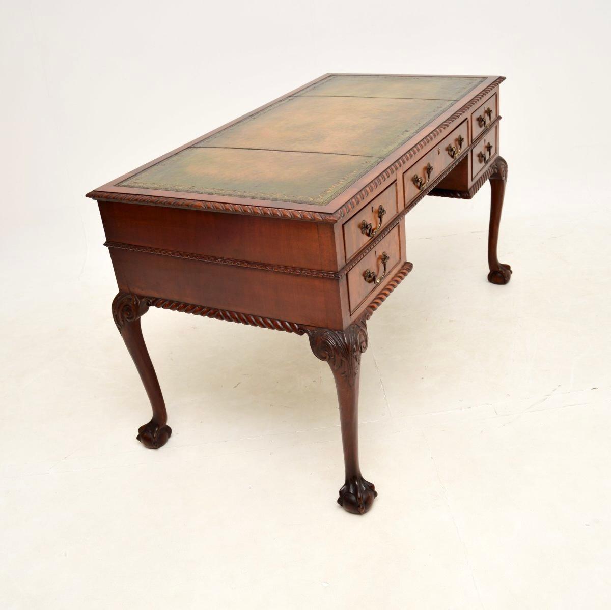 Antiker Schreibtisch im Chippendale-Stil mit Lederplatte (Britisch) im Angebot