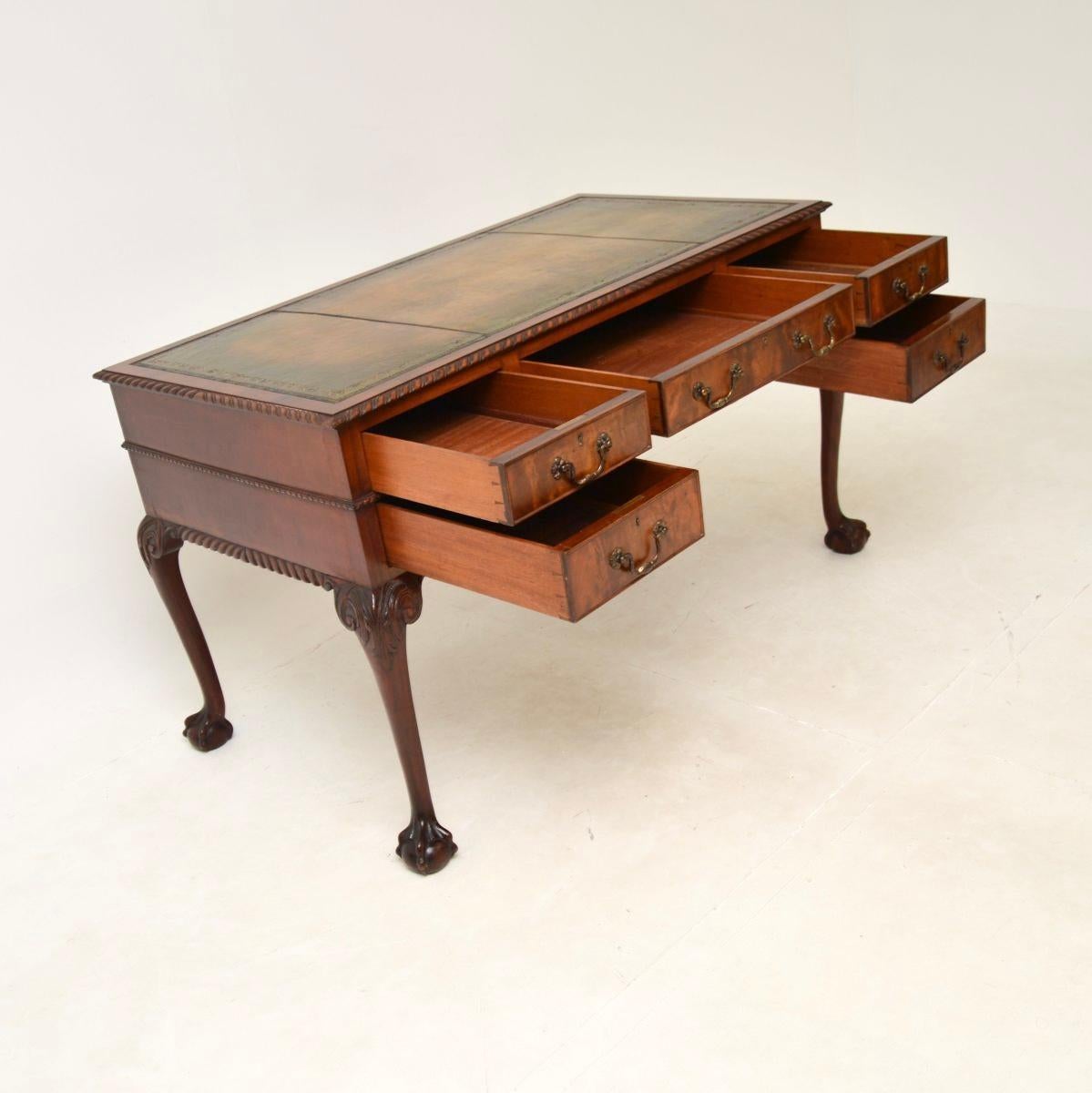 Antique Chippendale Style Leather Top Desk In Good Condition For Sale In London, GB