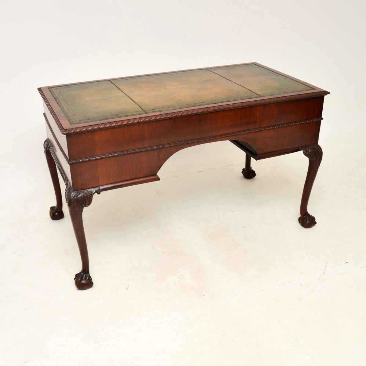 Antiker Schreibtisch im Chippendale-Stil mit Lederplatte im Angebot 2