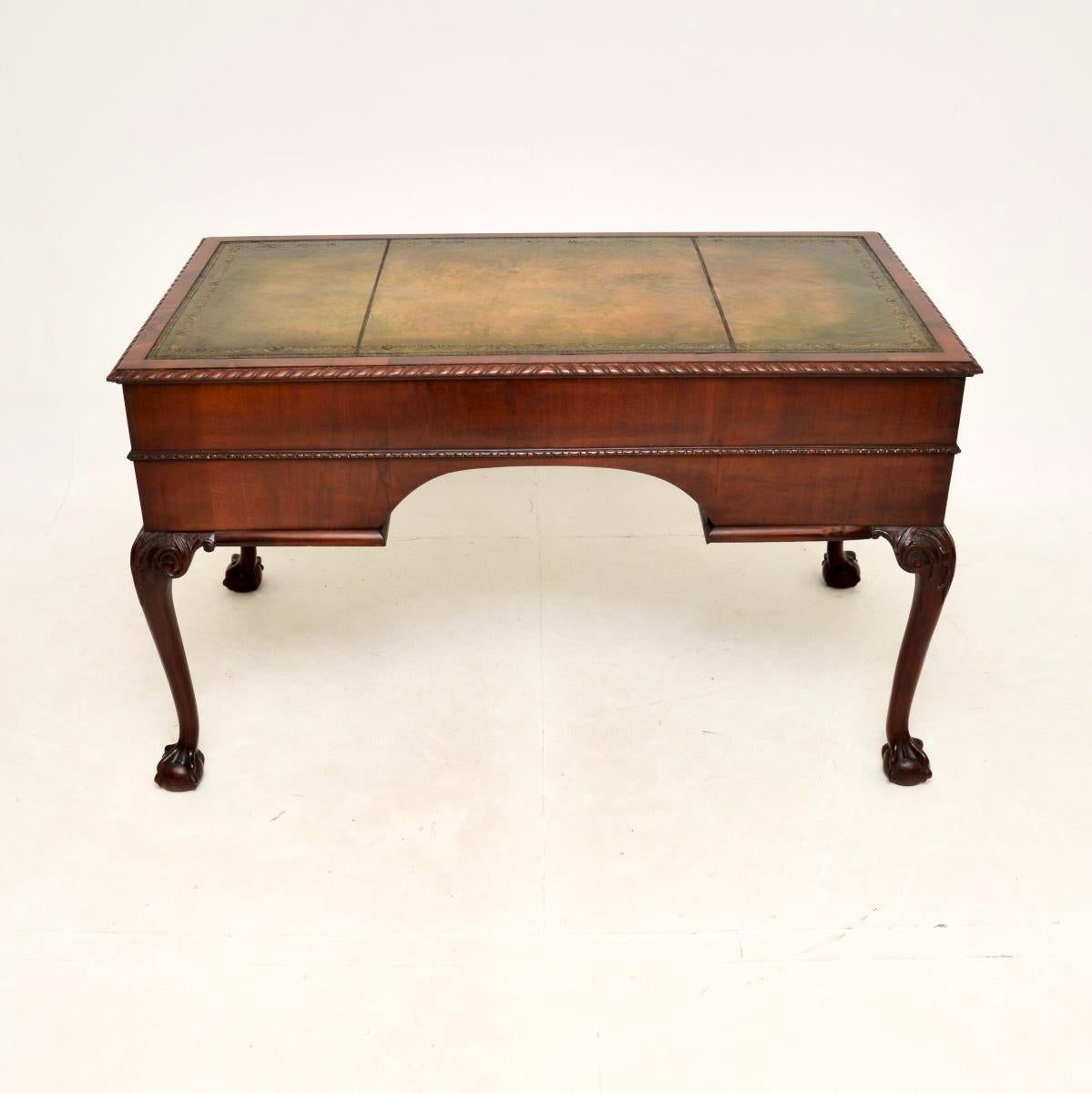 Antiker Schreibtisch im Chippendale-Stil mit Lederplatte im Angebot 3