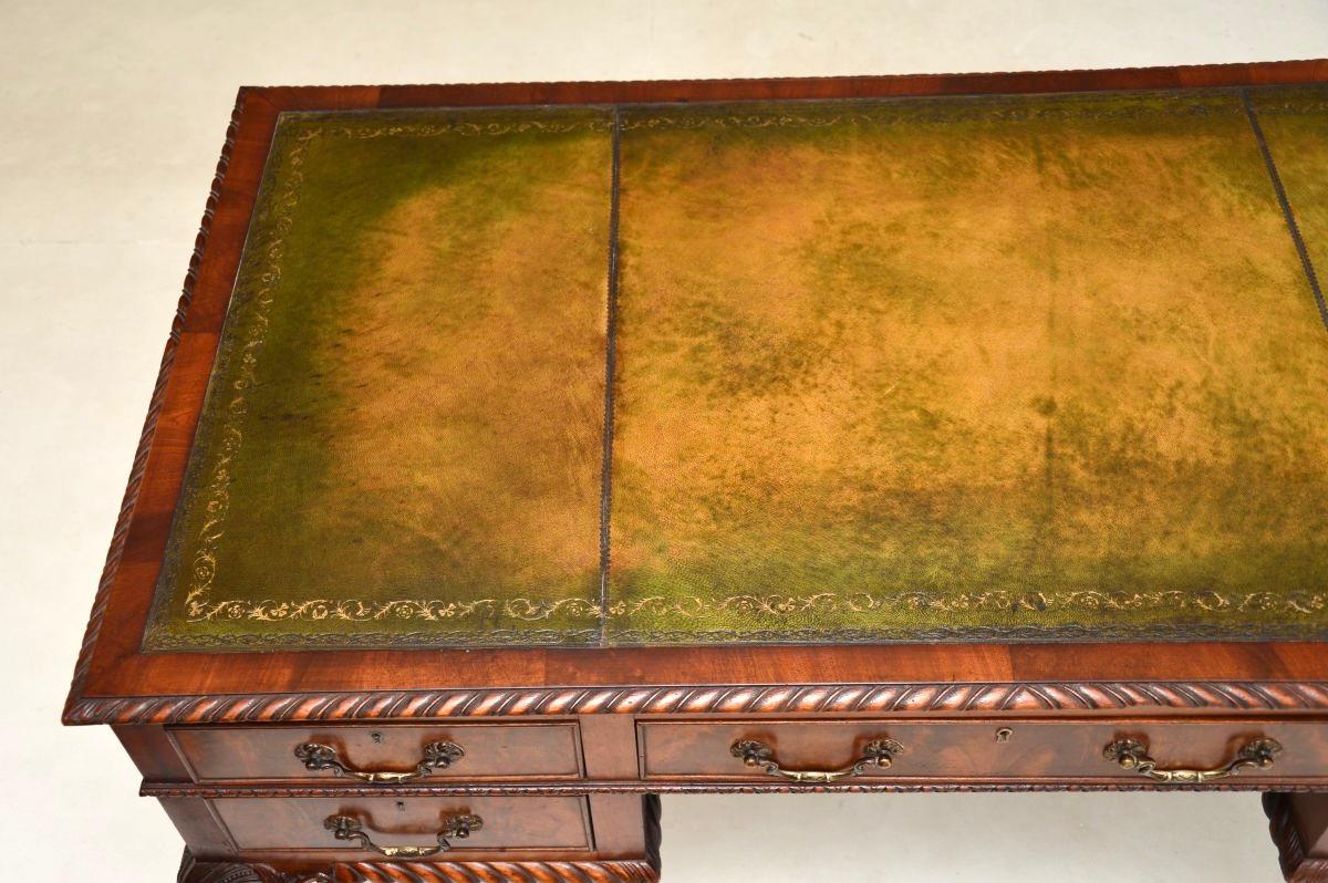 Antiker Schreibtisch im Chippendale-Stil mit Lederplatte im Angebot 4