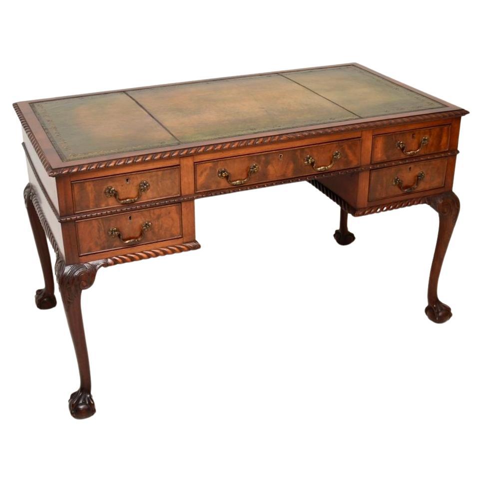 Bureau ancien en cuir de style Chippendale en vente