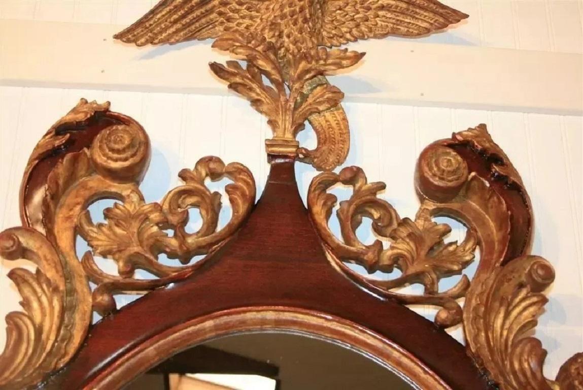 Inconnu Antique miroir mural ovale de style Chippendale en acajou et bois doré avec canard en vente