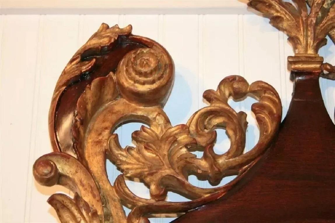 Antique miroir mural ovale de style Chippendale en acajou et bois doré avec canard Bon état - En vente à Philadelphia, PA
